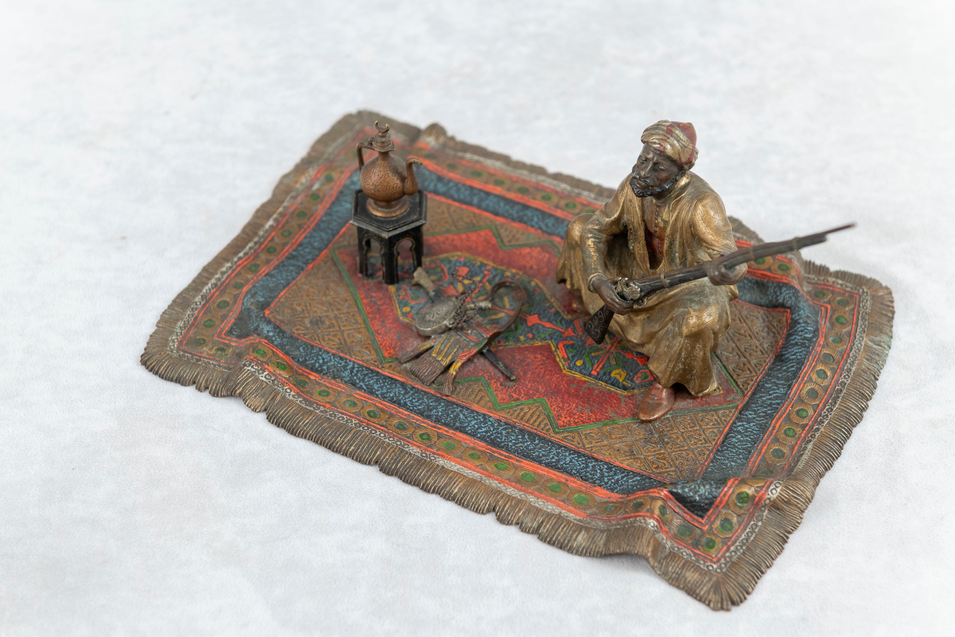 Orientalistes  Bronze Vienna peint à froid Homme sur tapis avec fusil  Bergmann vers 1900 en vente 2