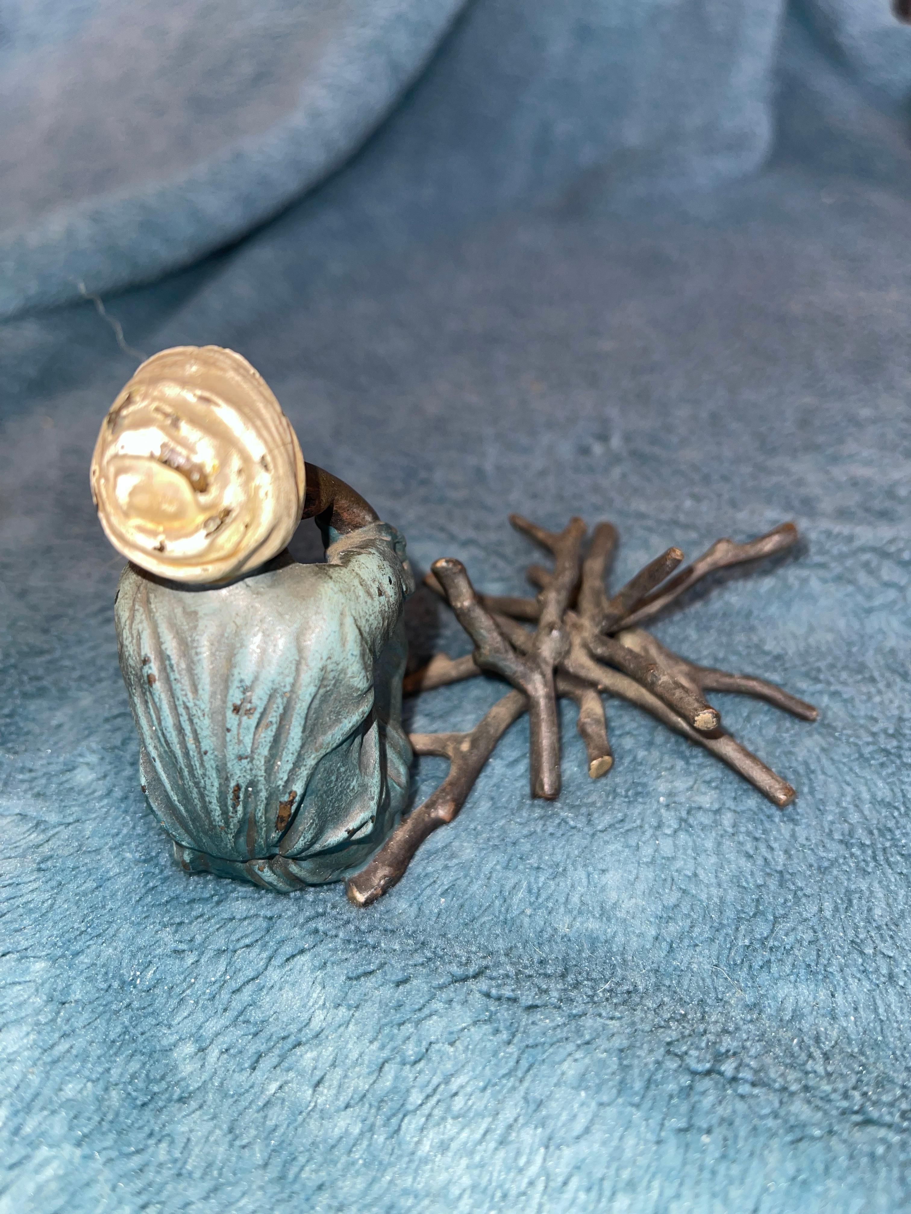 Diese süße kleine kalt bemalte Wiener Bronze ist ein schönes Beispiel für die Arbeit der Gießerei Bergmann. Es trägt sein Siegel, das auf der Außenseite des linken Oberschenkels eingeprägt ist, wie auf unseren Fotos zu sehen. 
  Der Junge sitzt