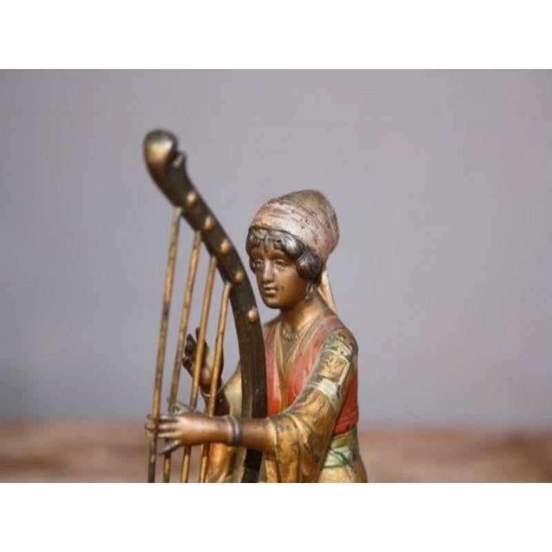 Orientalist empty pocket in Vienna bronze from the late 19th century representing a young musician with a harp. Red breccia marble base. Height 15cm.

Additional information:
Material: Bronze.