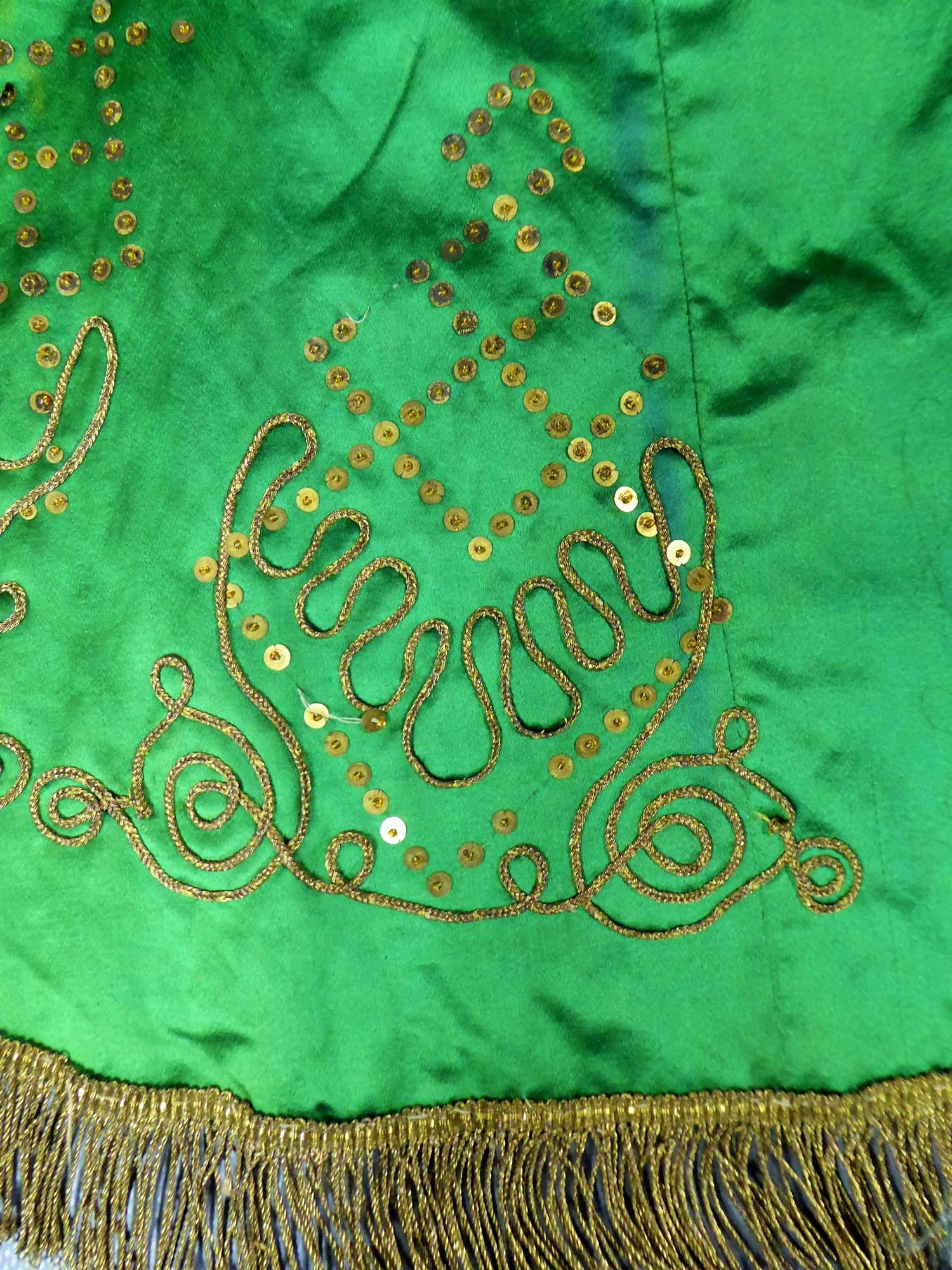 Chaqueta orientalista de noche de lentejuelas bordadas y satén de seda Circa 1940 en venta 10