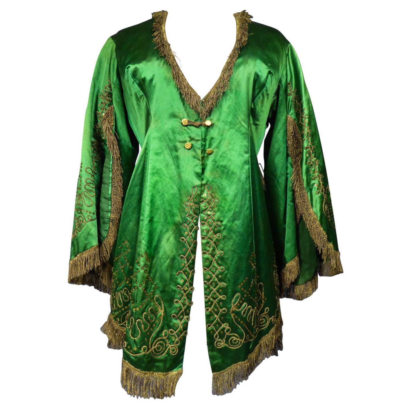 CIRCA 1940
Frankreich

Schöne orientalistische Fancy Abend Jacke oder Kostüm aus den 1940er / 1950er Jahren. Gelbgrüner Seidensatin, bestickt mit goldenen Pailletten und Kordelapplikationen aus goldenen Fäden. Fransen am Rand aus Goldfäden. Von