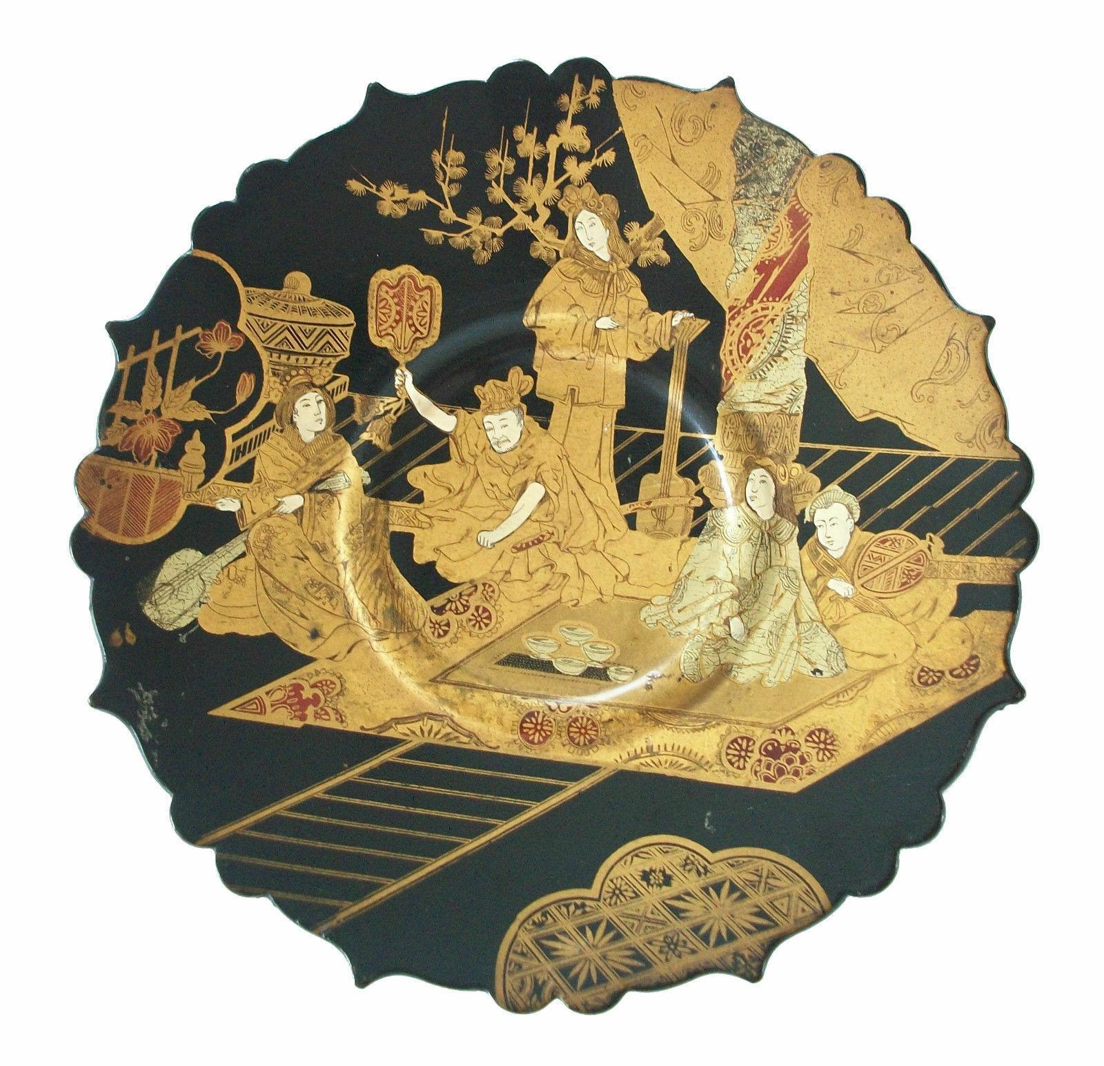 Orientalischer handbemalter und vergoldeter schwarzer Lackteller aus Pappmaché auf Ständer - möglicherweise von Adt Frères - außergewöhnliches Detail - unsigniert - Ende 19. Jahrhundert.

Hervorragender/außergewöhnlicher antiker Zustand - kein