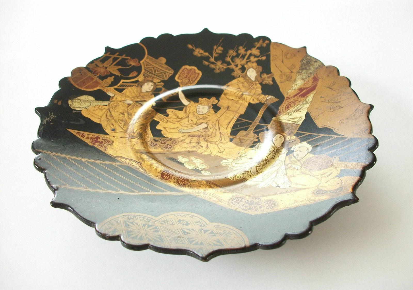 Orientalist Hand Painted & Gilt Black Lacquer Plate or Dish, 19th Century In Good Condition For Sale In Chatham, ON