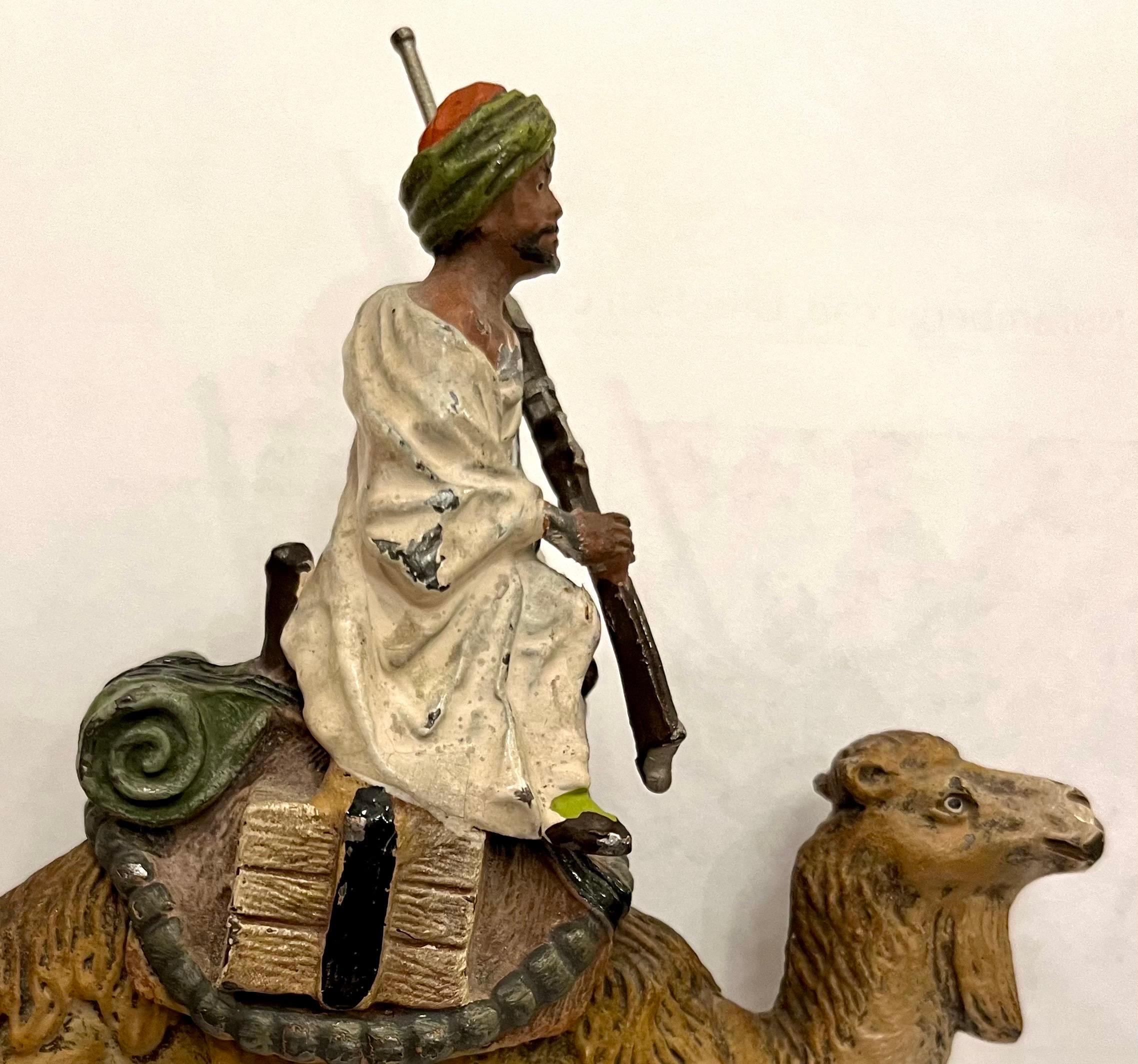 Nuremberg, fin du 19e siècle, sculpture arabe en plomb

Belle sculpture polychrome en plomb de Nuremberg. Guerrier arabe assis sur un chameau, vêtu de robes et tenant un fusil dans ses mains. Ce moulage complexe est réalisé en plomb et peint à froid