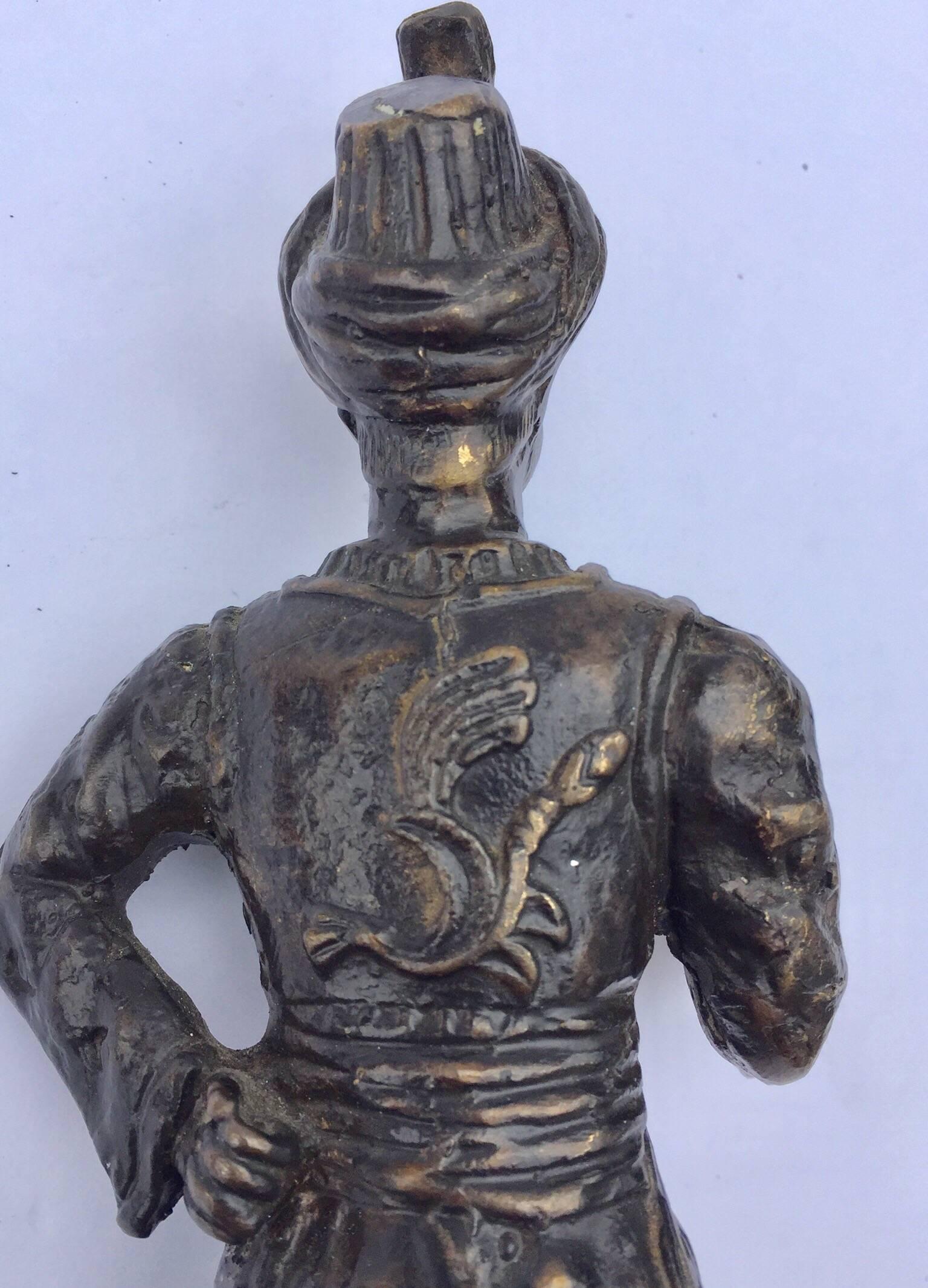 Orientalische orientalische patinierte Bronzefigur eines türkischen jungen Mannes im Angebot 5