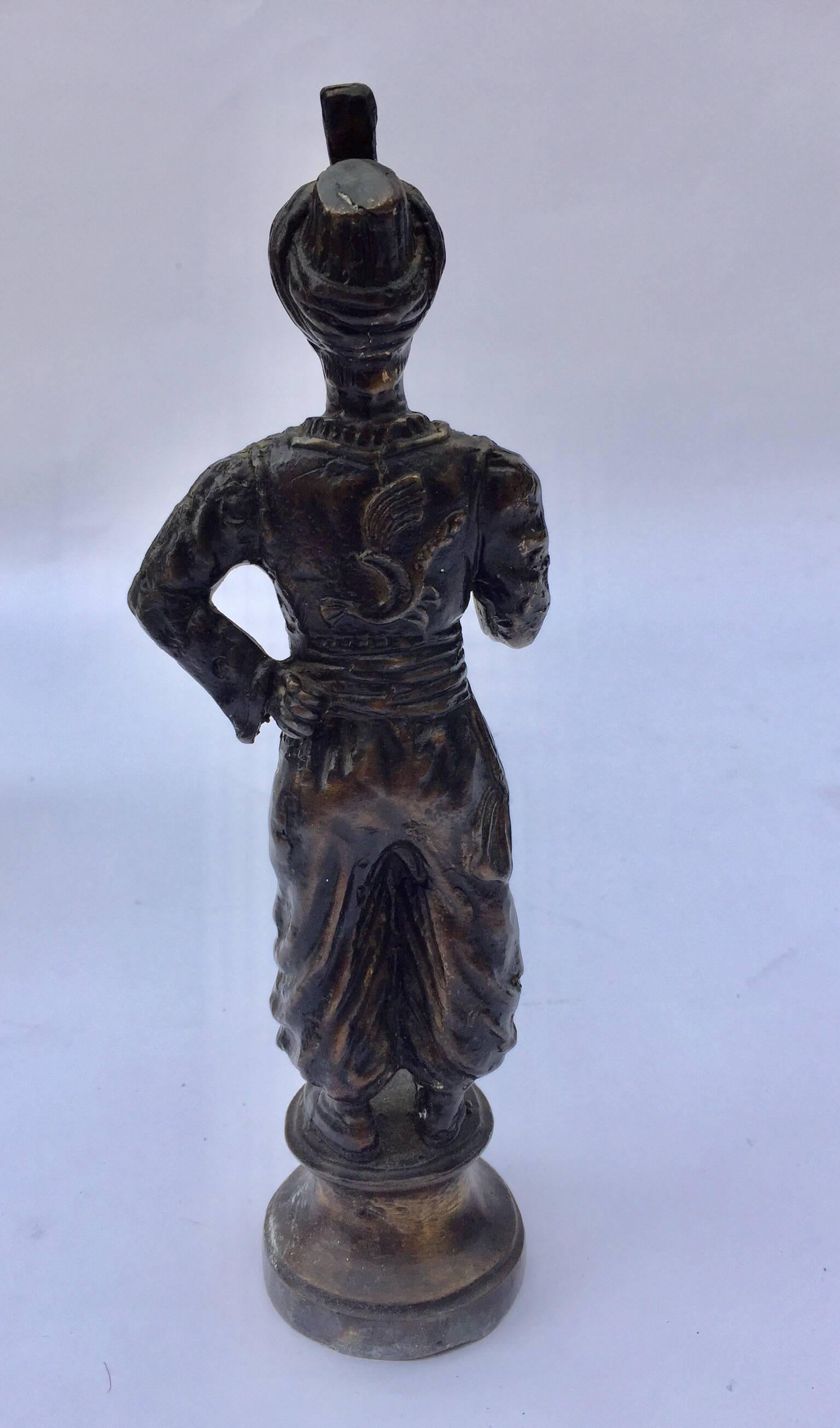Orientalische orientalische patinierte Bronzefigur eines türkischen jungen Mannes (Maurisch) im Angebot