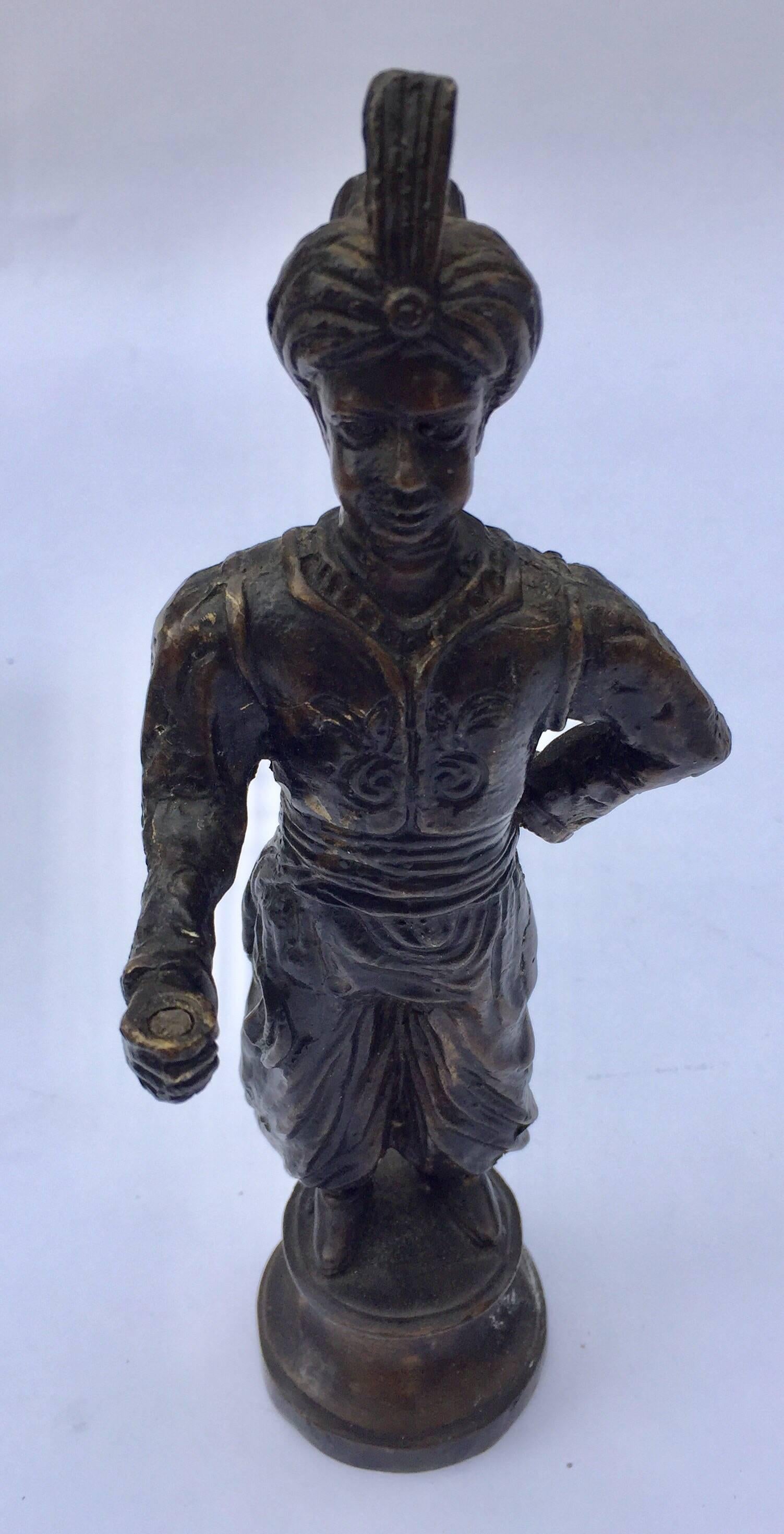 Orientalische orientalische patinierte Bronzefigur eines türkischen jungen Mannes (Gegossen) im Angebot
