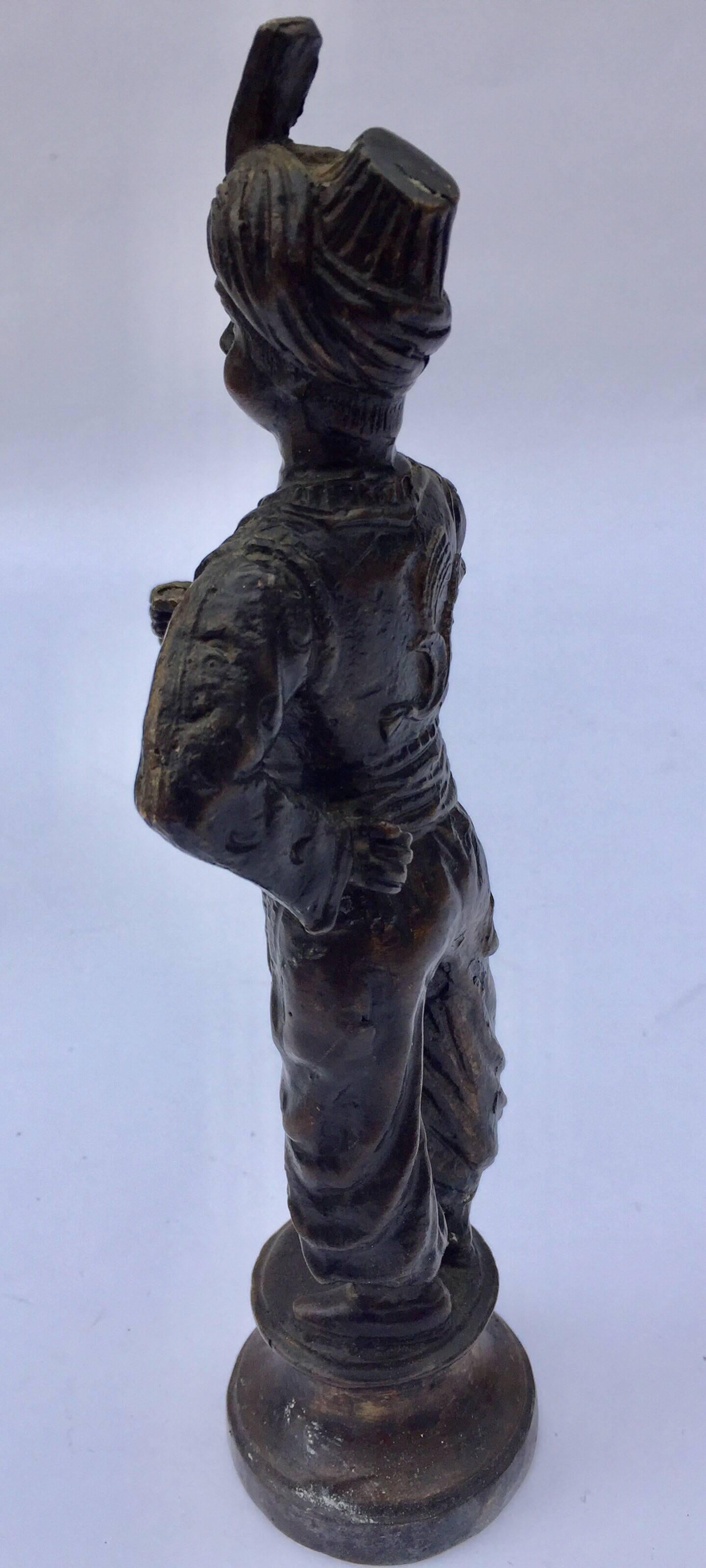 Orientalische orientalische patinierte Bronzefigur eines türkischen jungen Mannes (20. Jahrhundert) im Angebot