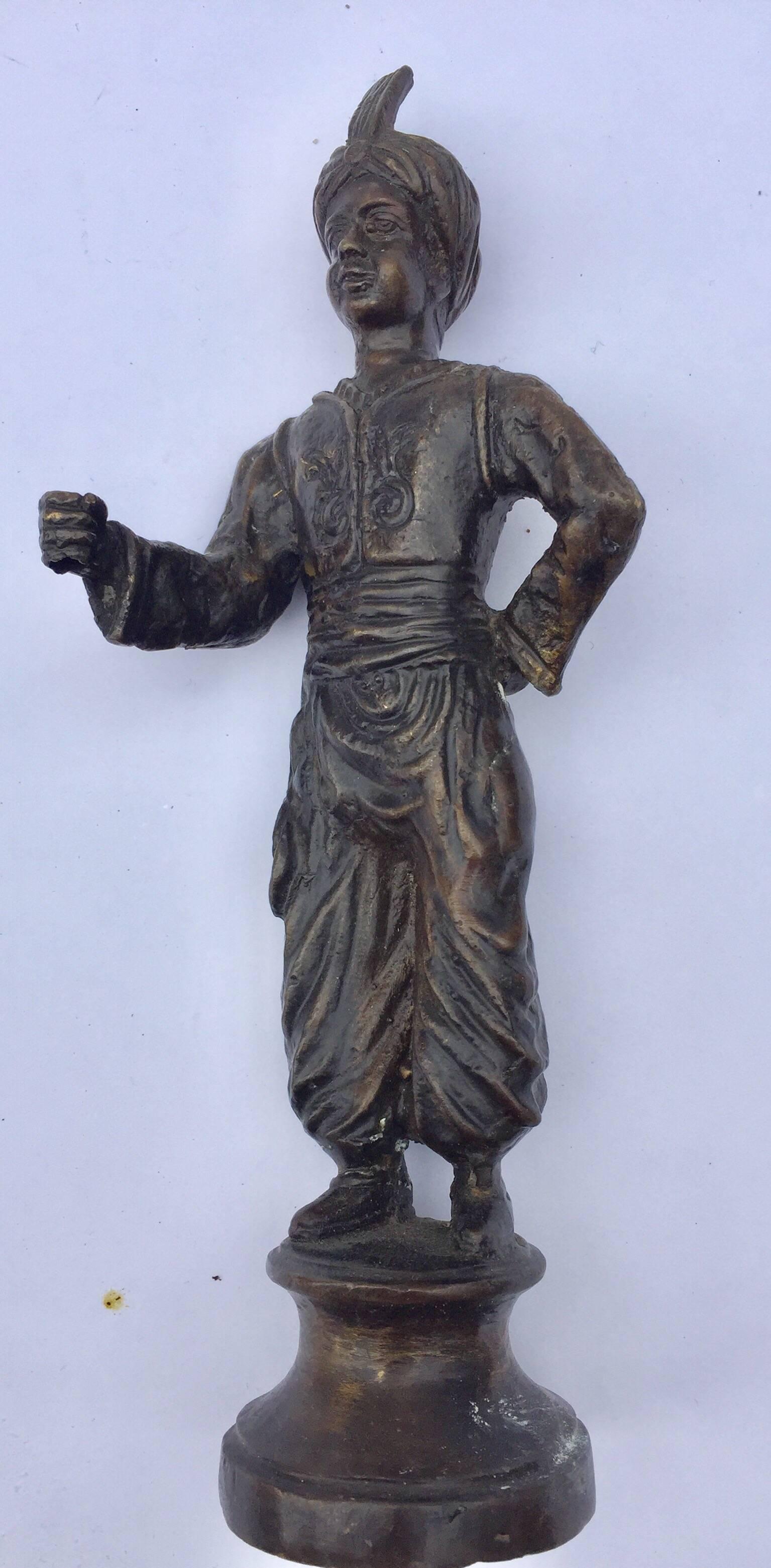 Orientalische orientalische patinierte Bronzefigur eines türkischen jungen Mannes im Angebot 1