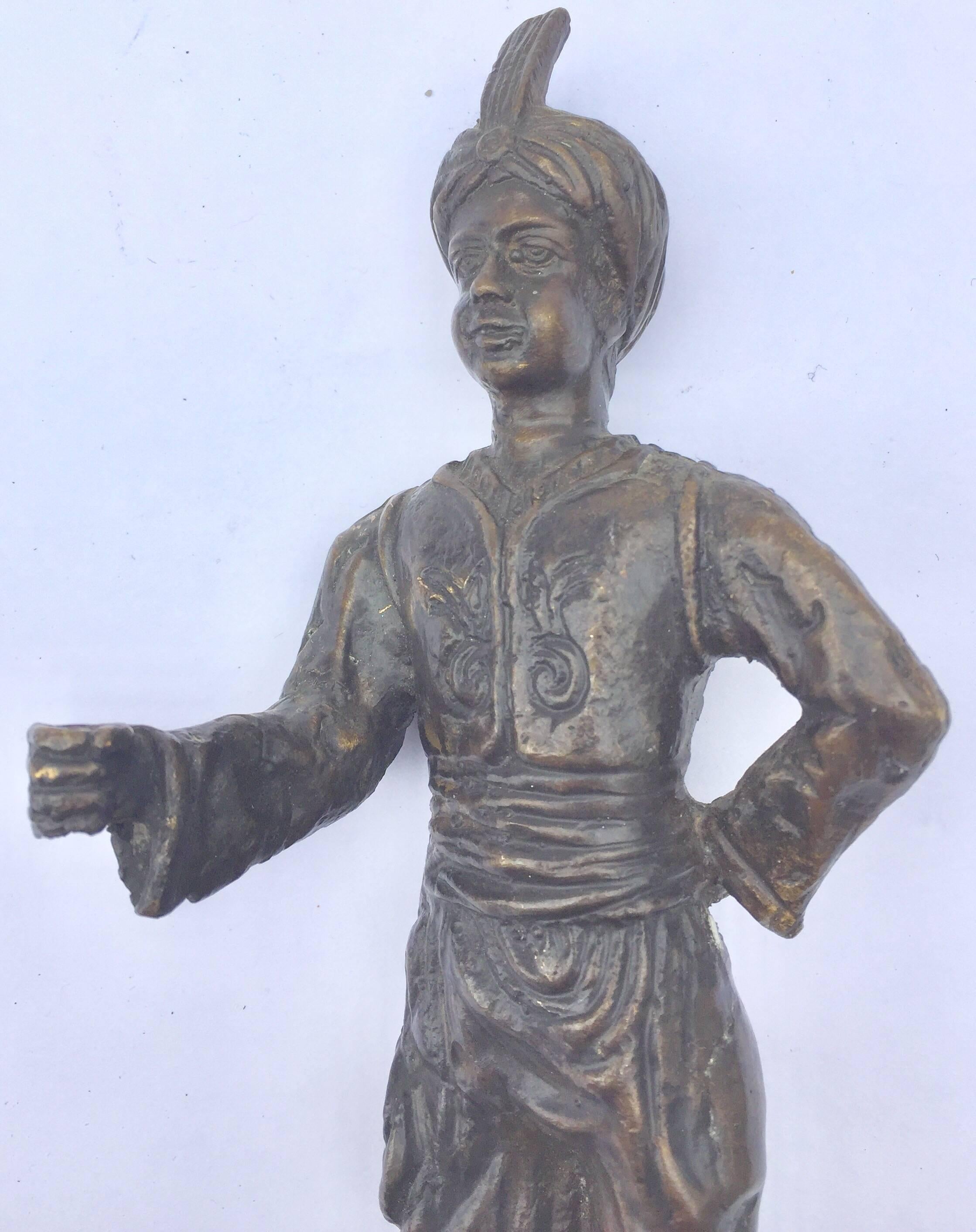 Figure orientaliste en bronze patiné d'un jeune homme turc en vente 1