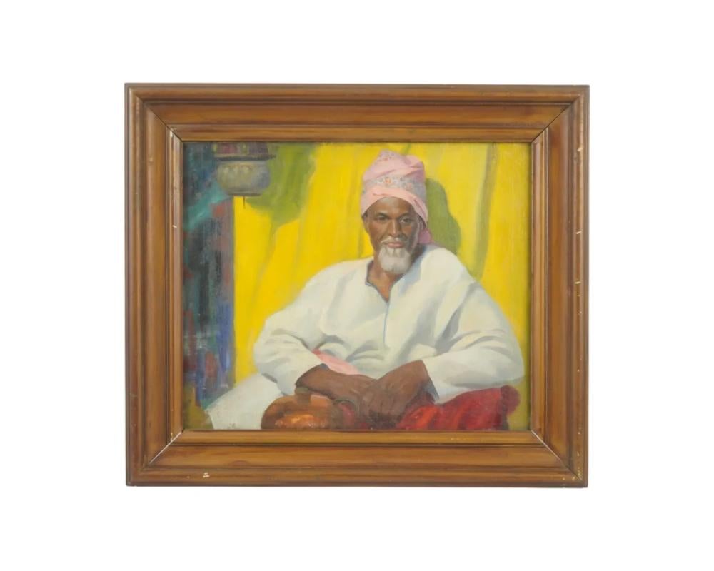 Un antico dipinto a olio su tela di scuola europea, raffigurante un ritratto di uomo orientale anziano seduto su uno sfondo giallo. Circa metà o fine del XIX secolo. Tracce di firma a matita sul retro. Ritratti antichi, arte da parete, decorazioni