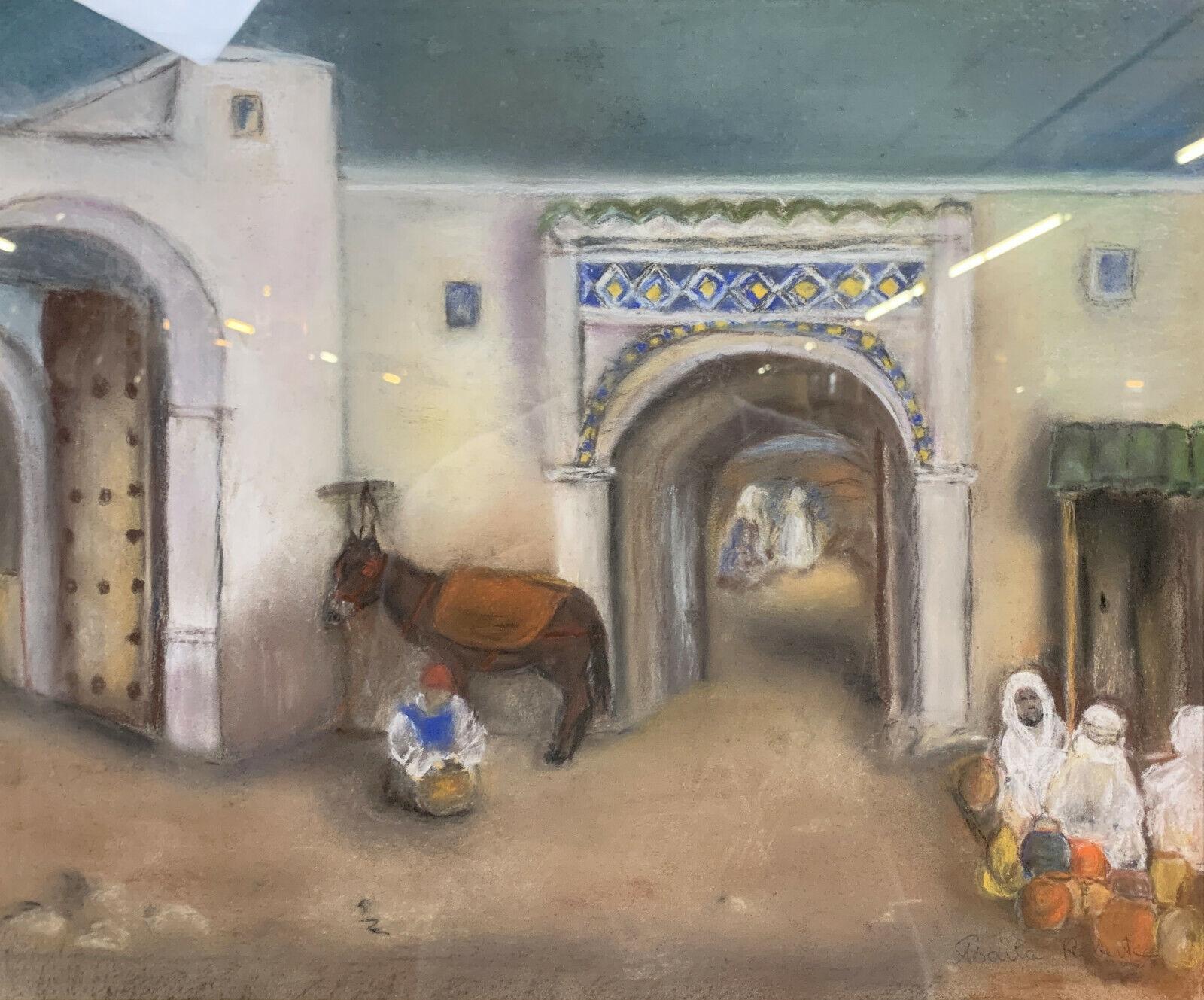 Tauchen Sie mit diesem fesselnden Aquarell, das der orientalistischen Schule des 20. Jahrhunderts zuzuordnen ist, in die pulsierende Atmosphäre einer belebten Medina ein. Dieses von der Künstlerin Roberte signierte Kunstwerk zeigt eine belebte Szene