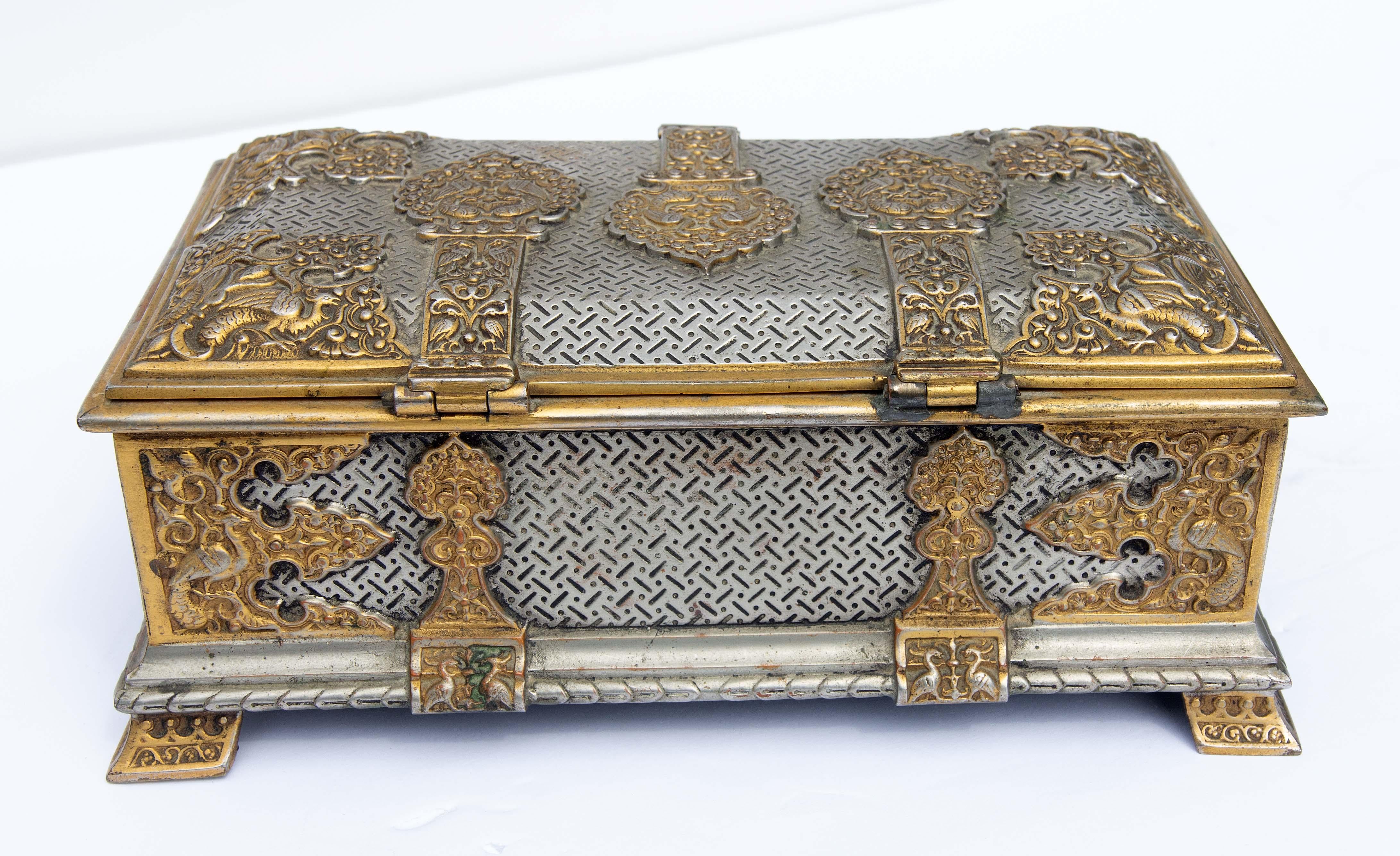 Boîte orientaliste en argent et en bronze doré. Continental. Le 19e siècle. Clé d'origine et doublure en velours.