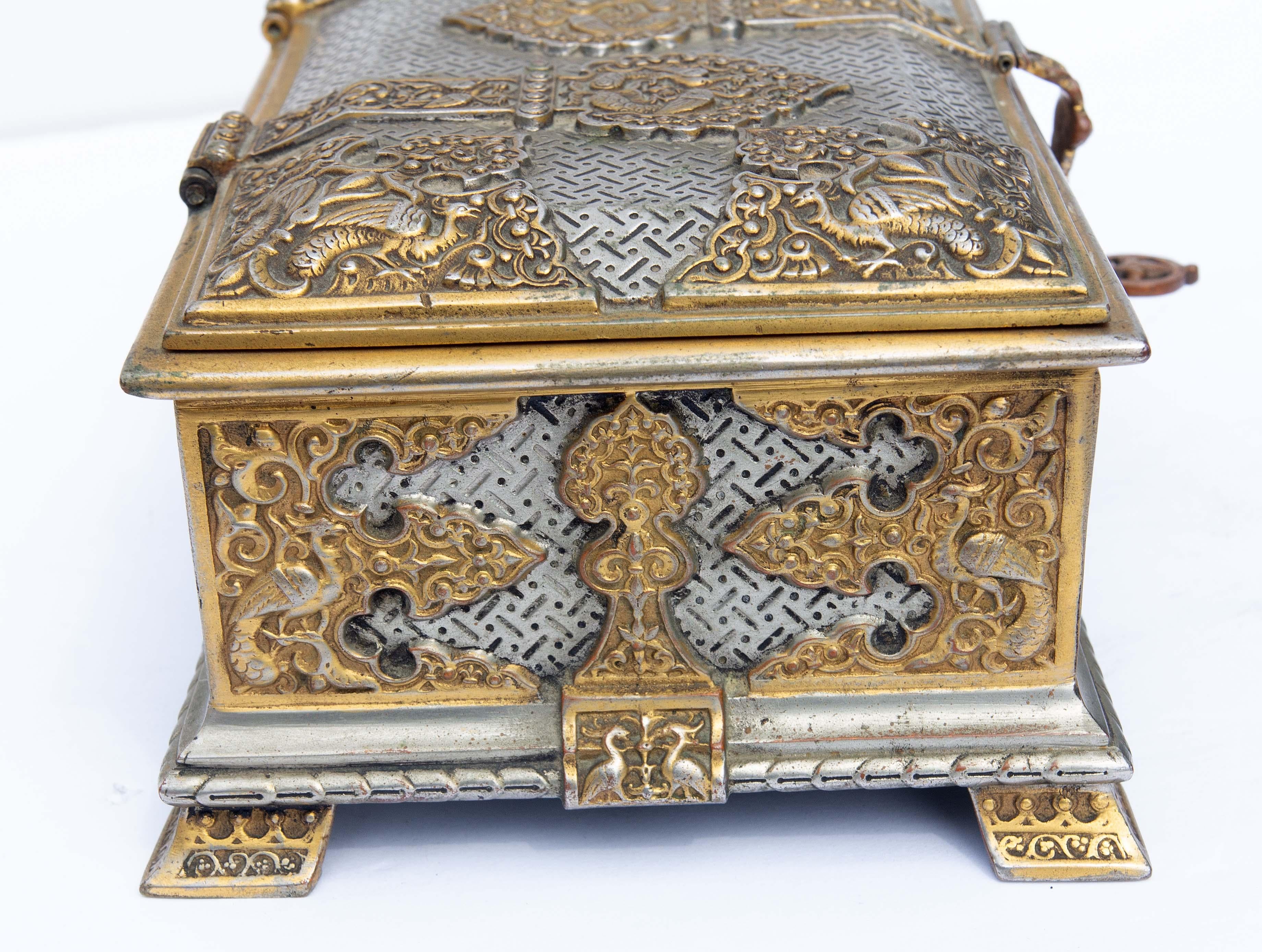 Orientalische Schachtel aus Silber und vergoldeter Bronze aus dem 19. Jahrhundert (Vergoldet) im Angebot