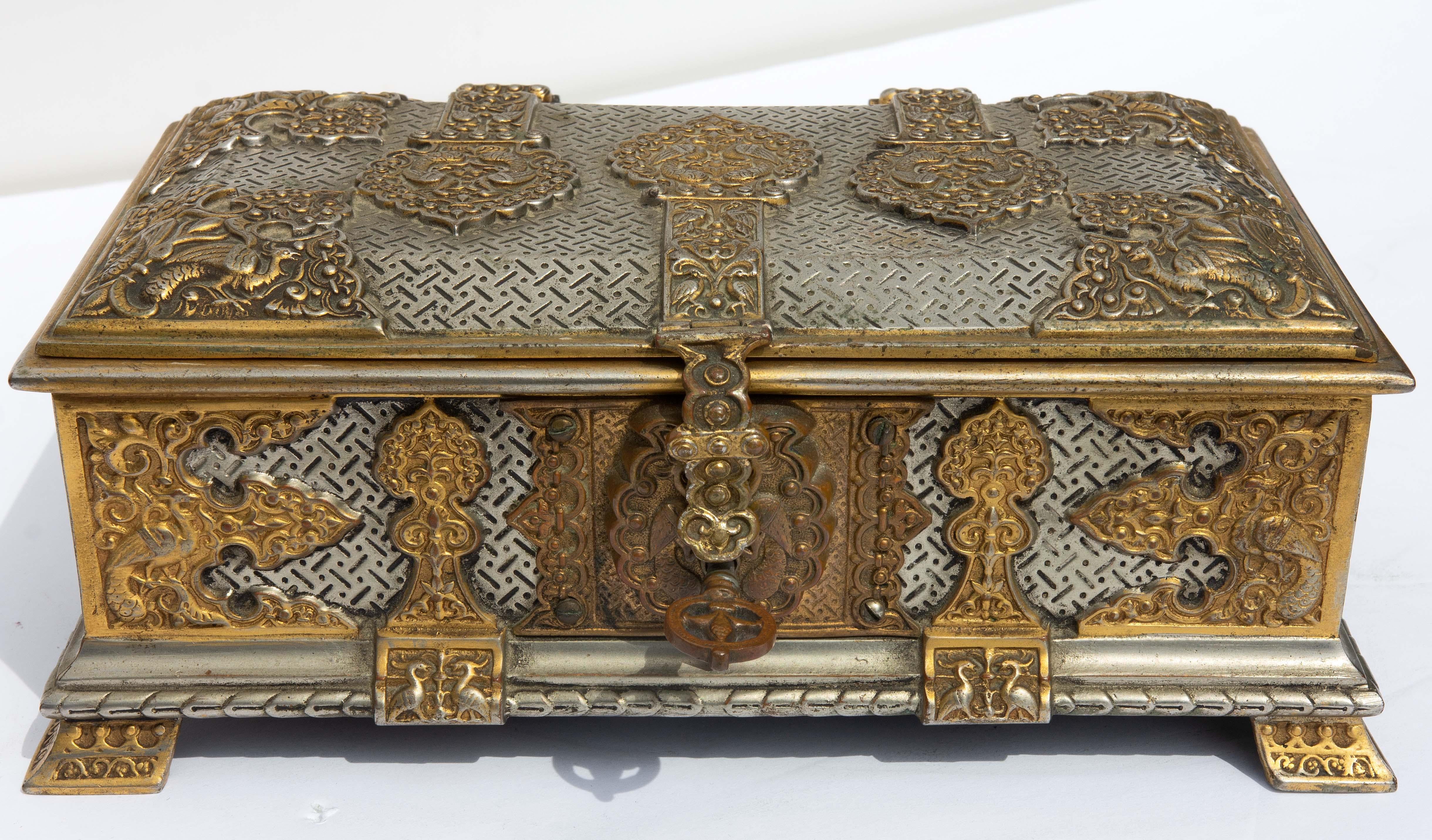 XIXe siècle Boîte orientaliste du 19ème siècle en argent et bronze doré en vente