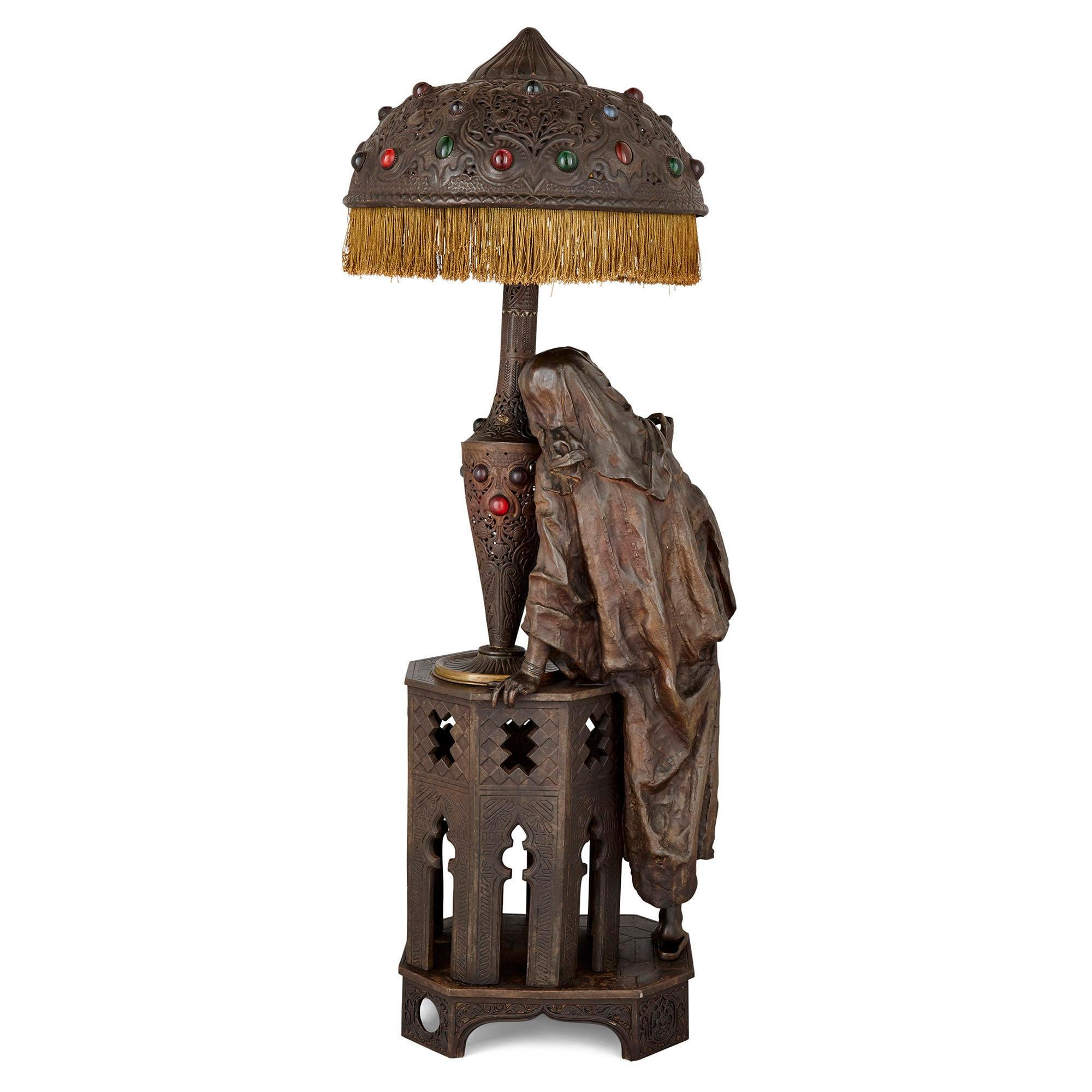Orientalische Zinnlampe mit weiblicher Figur (Belle Époque) im Angebot