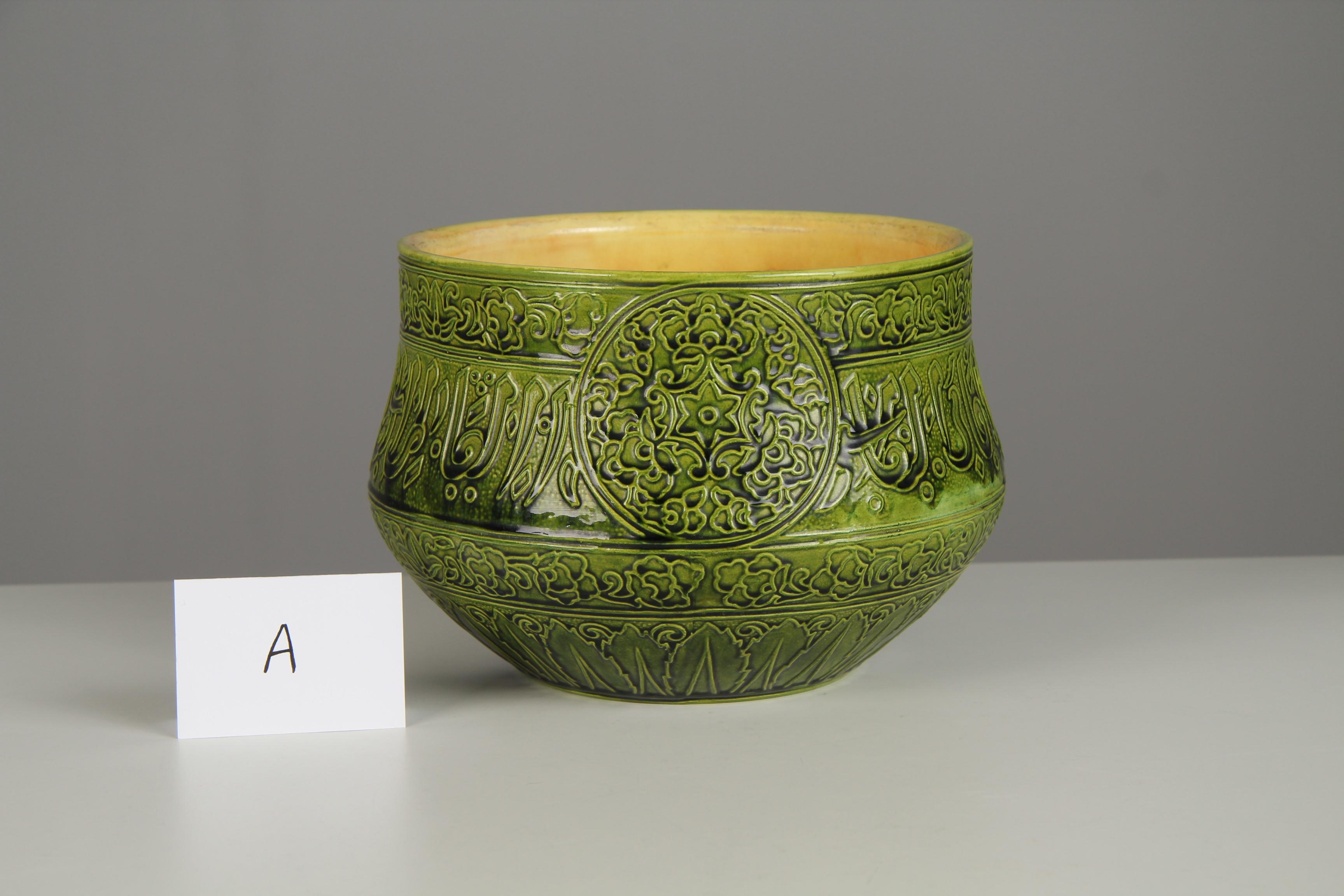 Céramique Pot à fleurs orientaliste, France, vers 1880, script arabe
