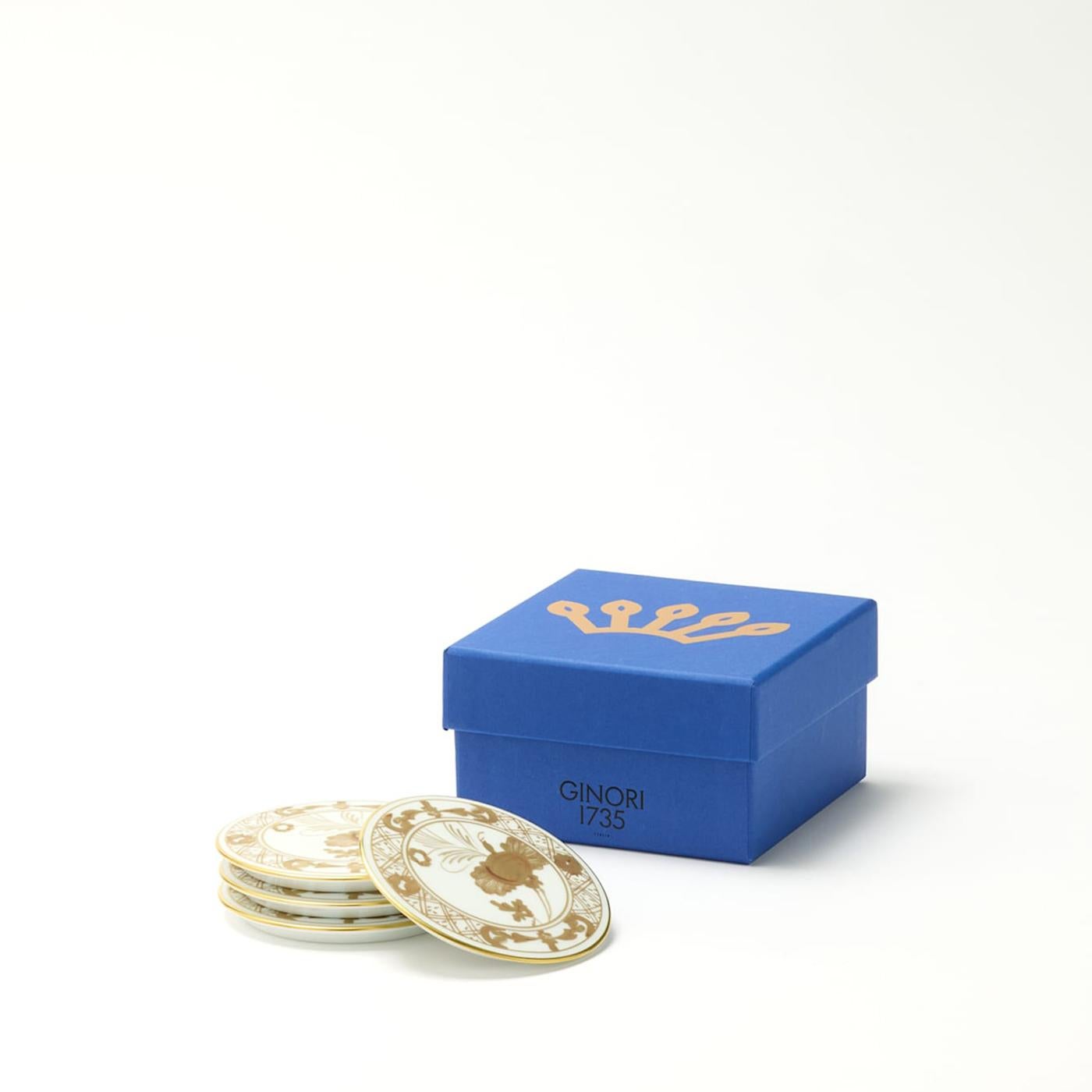 Juego de 4 posavasos decorativos Aurum, de la colección Oriente Italiano. Estos posavasos de porcelana, adornados con motivos florales en tonos vibrantes y adornos dorados aportan elegancia y encanto a cualquier ocasión, por lo que son perfectos