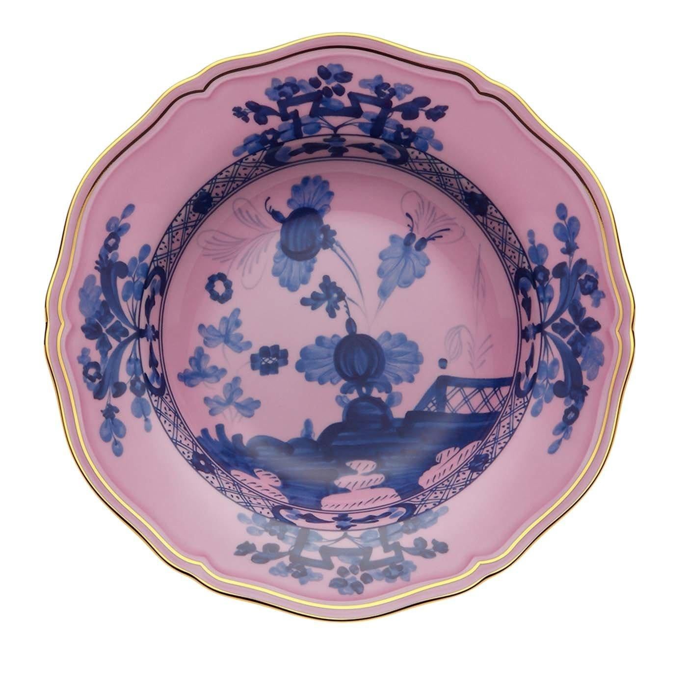 Questo squisito set di sei piatti fondi fa parte della Collection'S Oriente Italiano, una serie di raffinati articoli per la tavola in porcellana che mescolano la tradizione ceramica fiorentina con il fascino e la grazia eterea dello stile