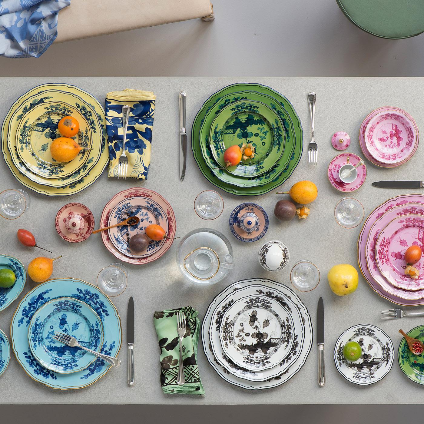 La decorazione di questo set di sei ciotole da zuppa fa parte della Collectional Oriente Italiano e richiama poeticamente un paesaggio esotico. Questa decorazione combina l'uso del garofano, un elemento fondamentale della tradizione ceramica
