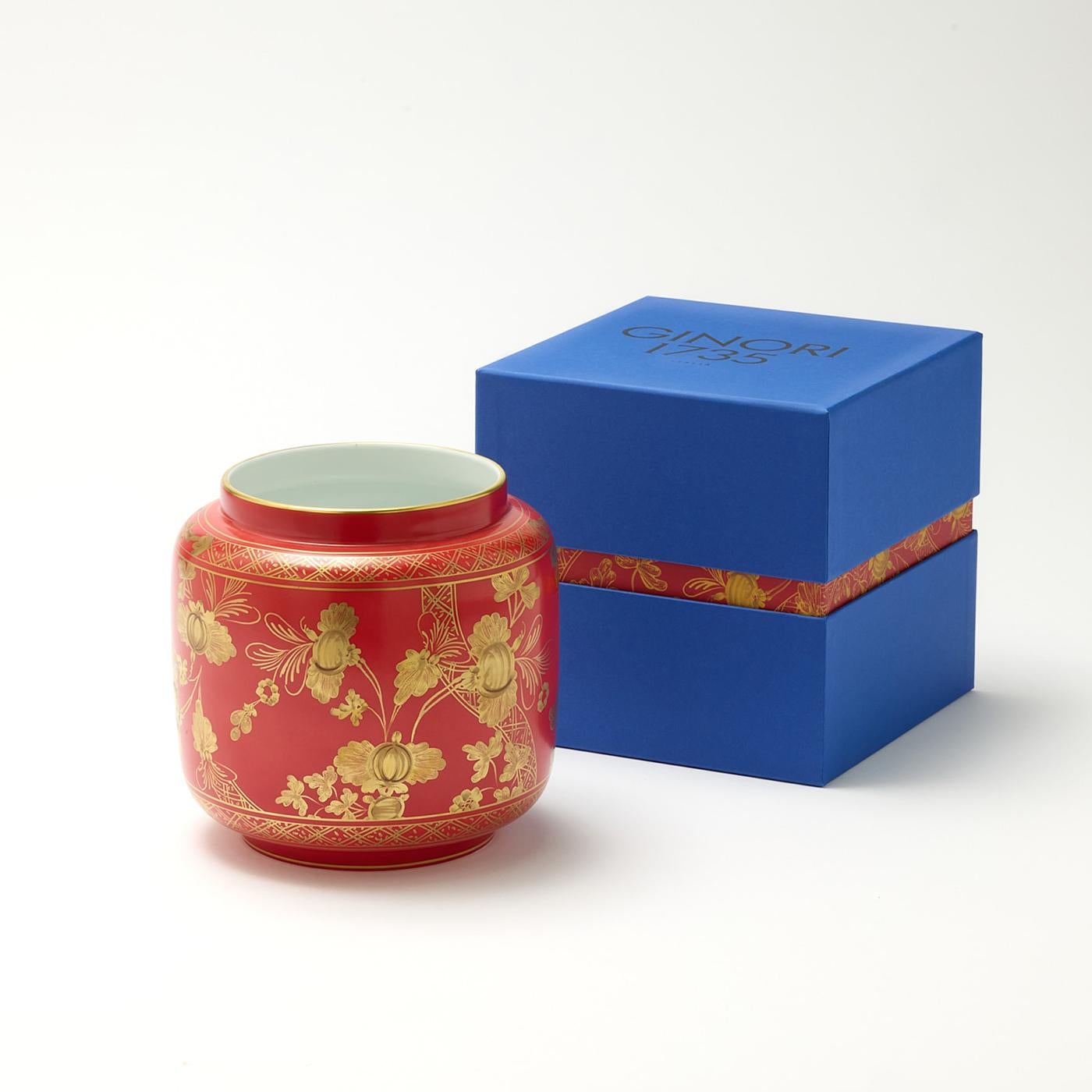 L'iconico Garofano nel modello Rubrum con motivo floreale è elegantemente reso in oro. Questo design ripercorre le linee classiche di Ginori 1735, evocando atmosfere magiche grazie all'esperienza dell'artigianato Florentine. Il design del