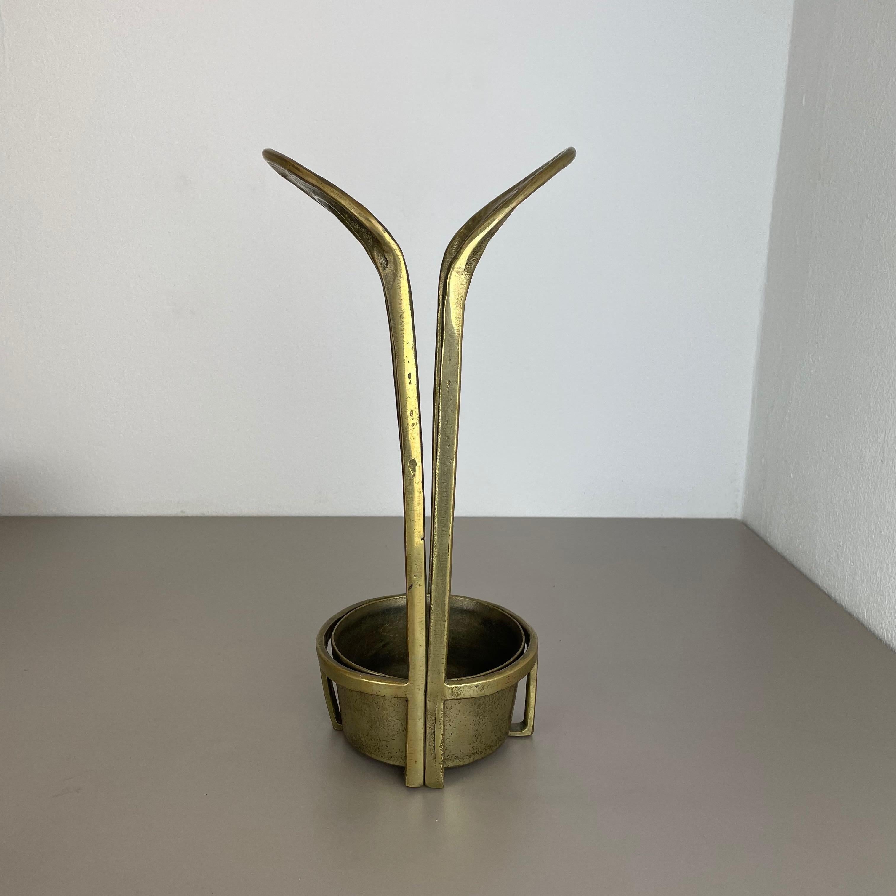 Article:

Umbrella stand Hollywood Regency.


Origin:

Italy


Age:

1970s


This original vintage Hollywood Regency umbrella stand was produced in the 1970s in Italy. It is made of solid brass and has very nice formed brass