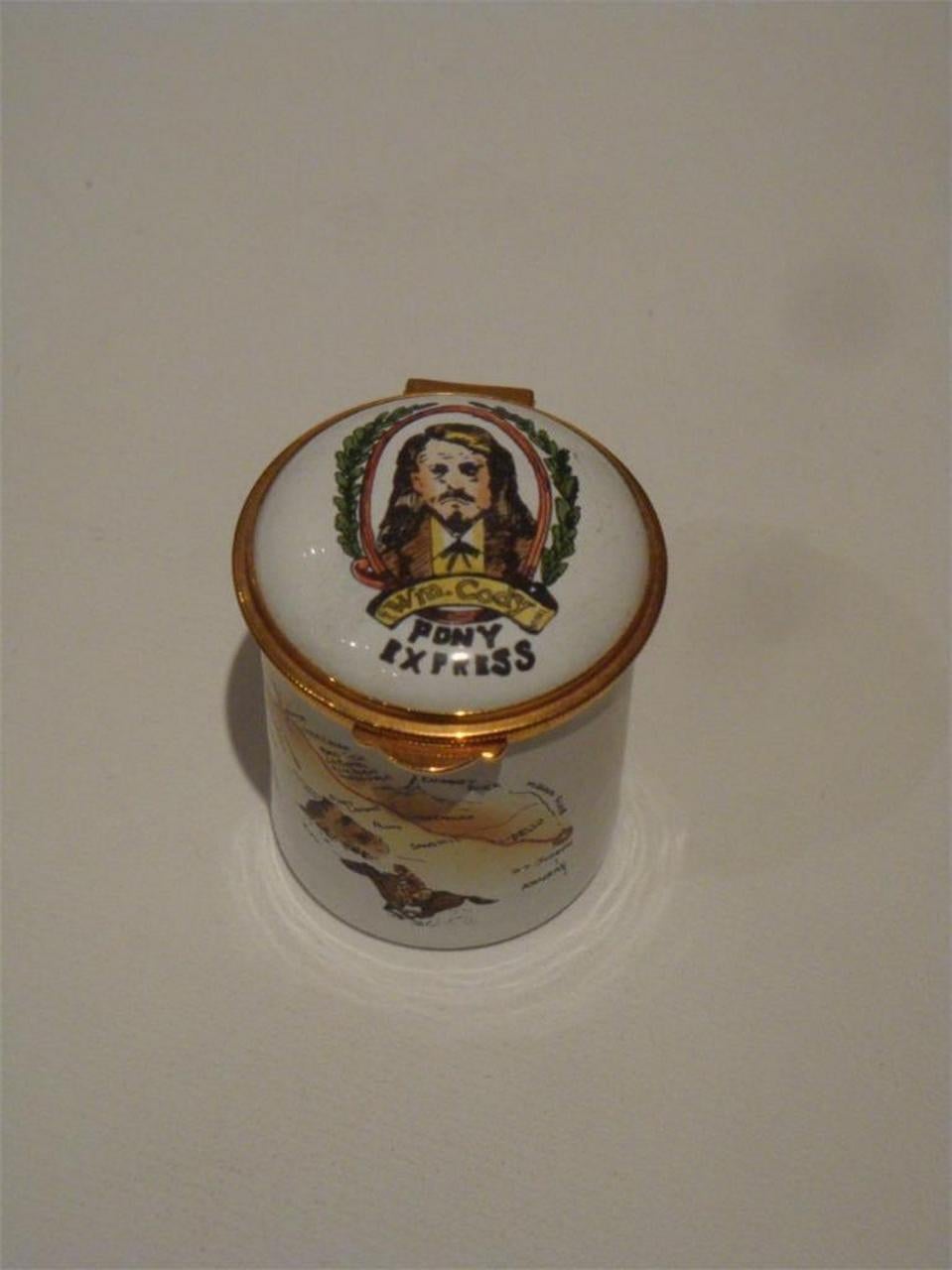 El siguiente artículo que ofrecemos es una preciosa y RARA EDICIÓN COLECCIONISTA de esmalte de Staffordshire de la caja del Pony Express de William Cody de 1927. Este precioso banco de porcelana esculpida y pintada a mano, procedente de