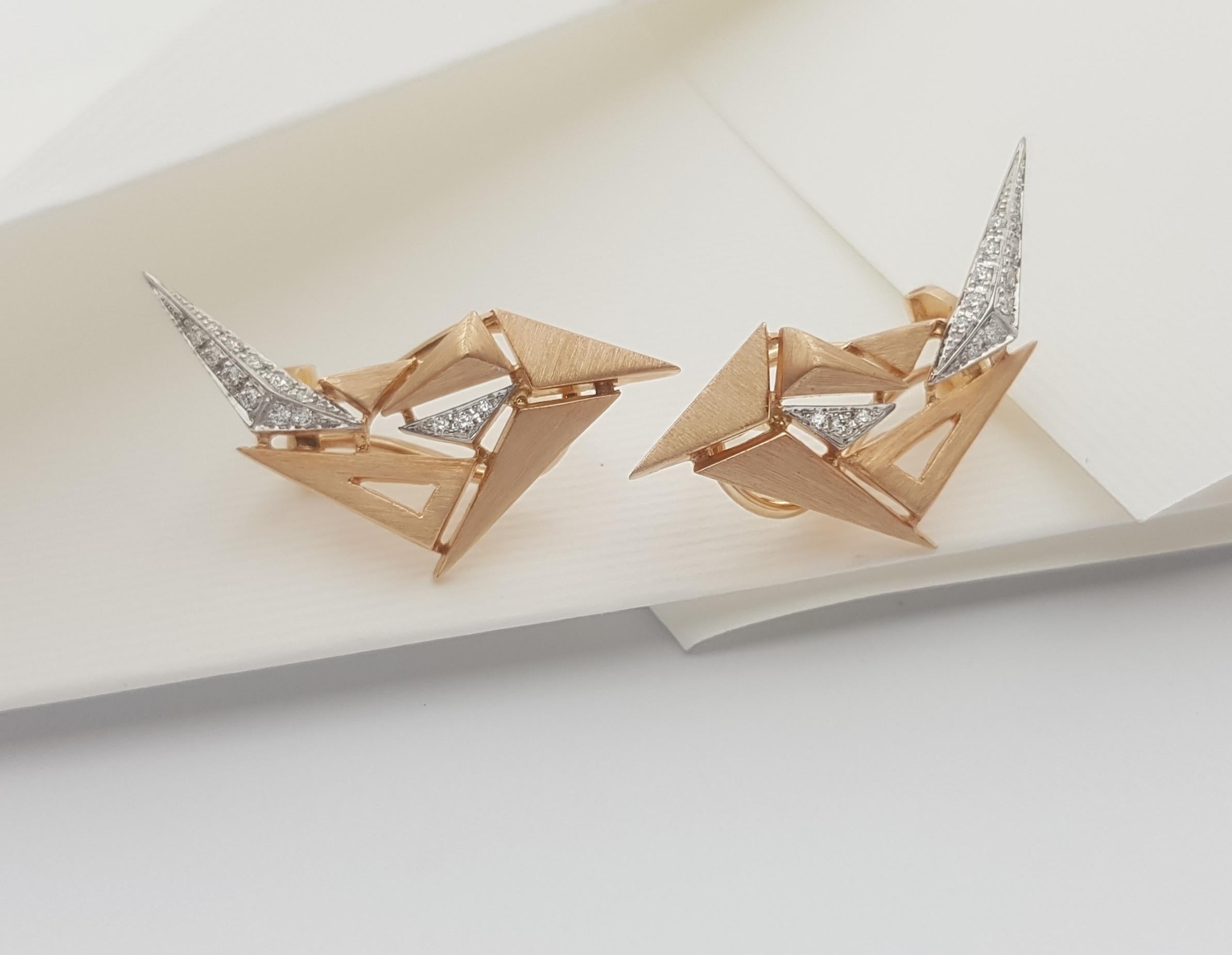 Diamant 0,57 Karat Ohrringe 18K Rose Gold

Breite: 1,3 cm
Länge: 1,6 cm
Gewicht: 3,07 Gramm

Die alte japanische Tradition des Papierfaltens hat die Form und die Elemente dieser modernen Kollektion inspiriert. Durch eine Reihe von Falten und