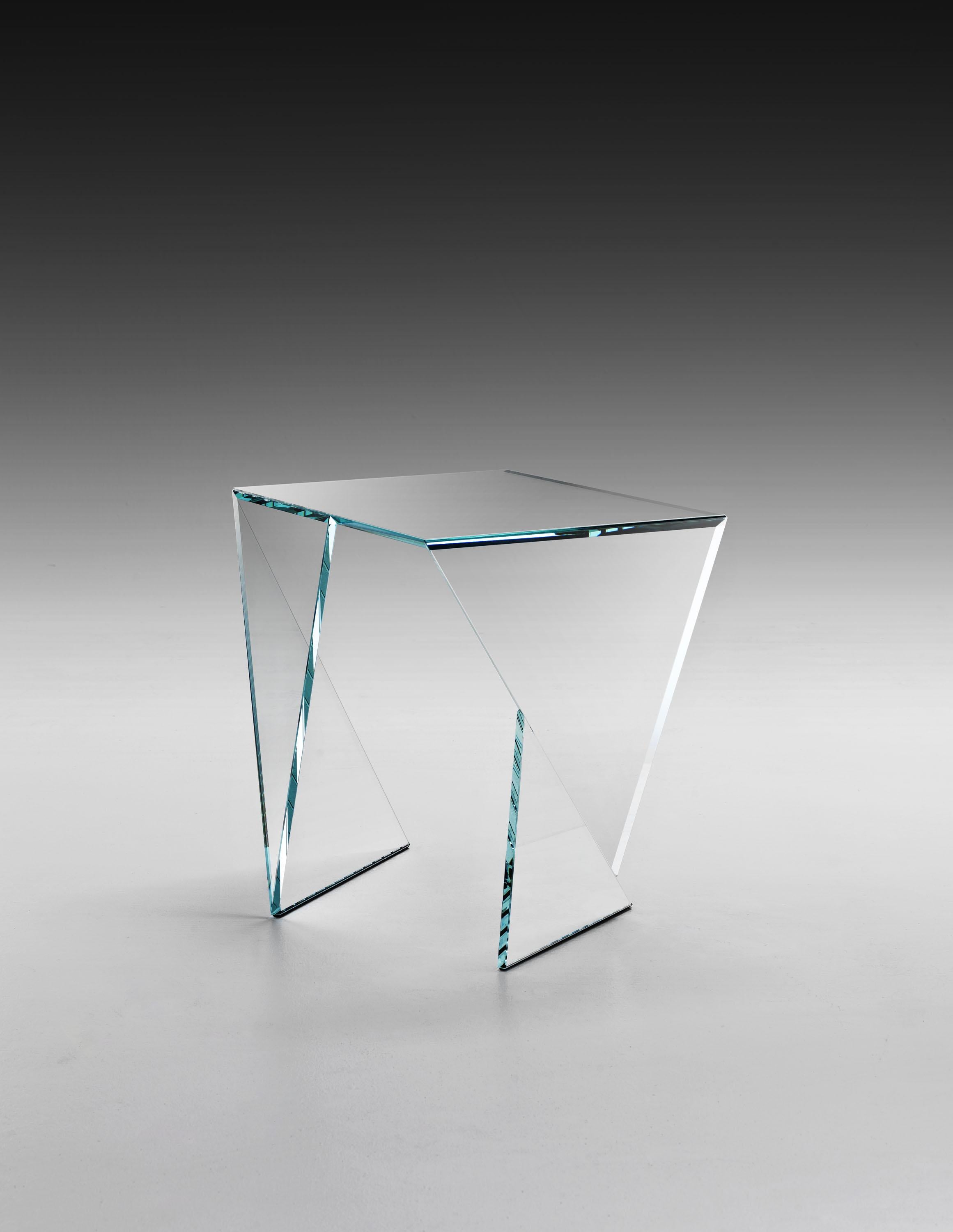 Origami Klassischer Beistelltisch aus Kristallglas von Barberini & Gunnell
Limitierte Auflage von 24 + 2 AP + 1 p.
Abmessungen: T 40 x B 55 x H 55 cm. 
MATERIALIEN: Kristallglas.

Limitierte Auflage, von den Künstlern signiert und nummeriert, wird