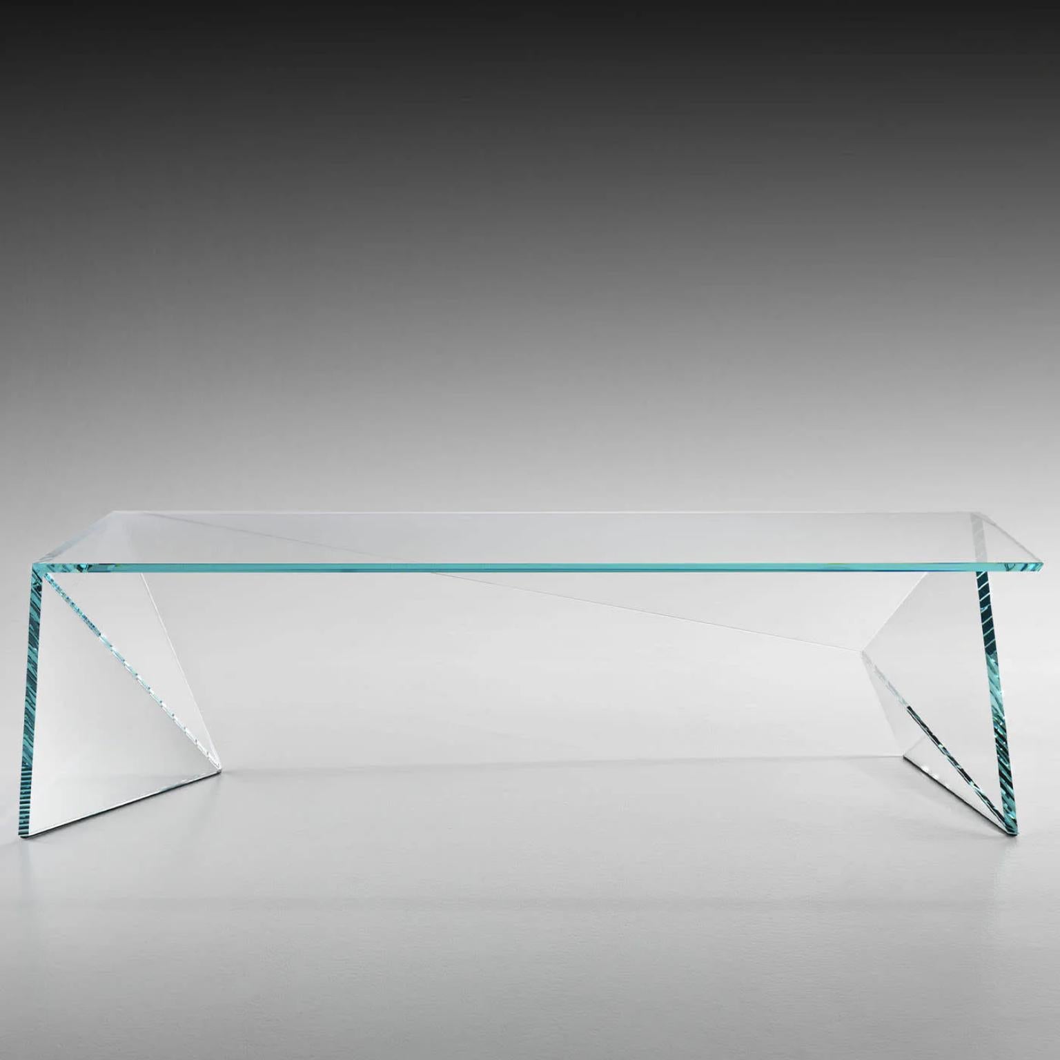 Table basse Origami en verre de cristal par Barberini & Gunnell
Édition limitée à 30 exemplaires + 2 AP + 1 p.
Dimensions : D 135 x L 67 x H 37 cm. 
MATERIAL : Verre de cristal.

Édition limitée, signée et numérotée par les artistes, accompagnée