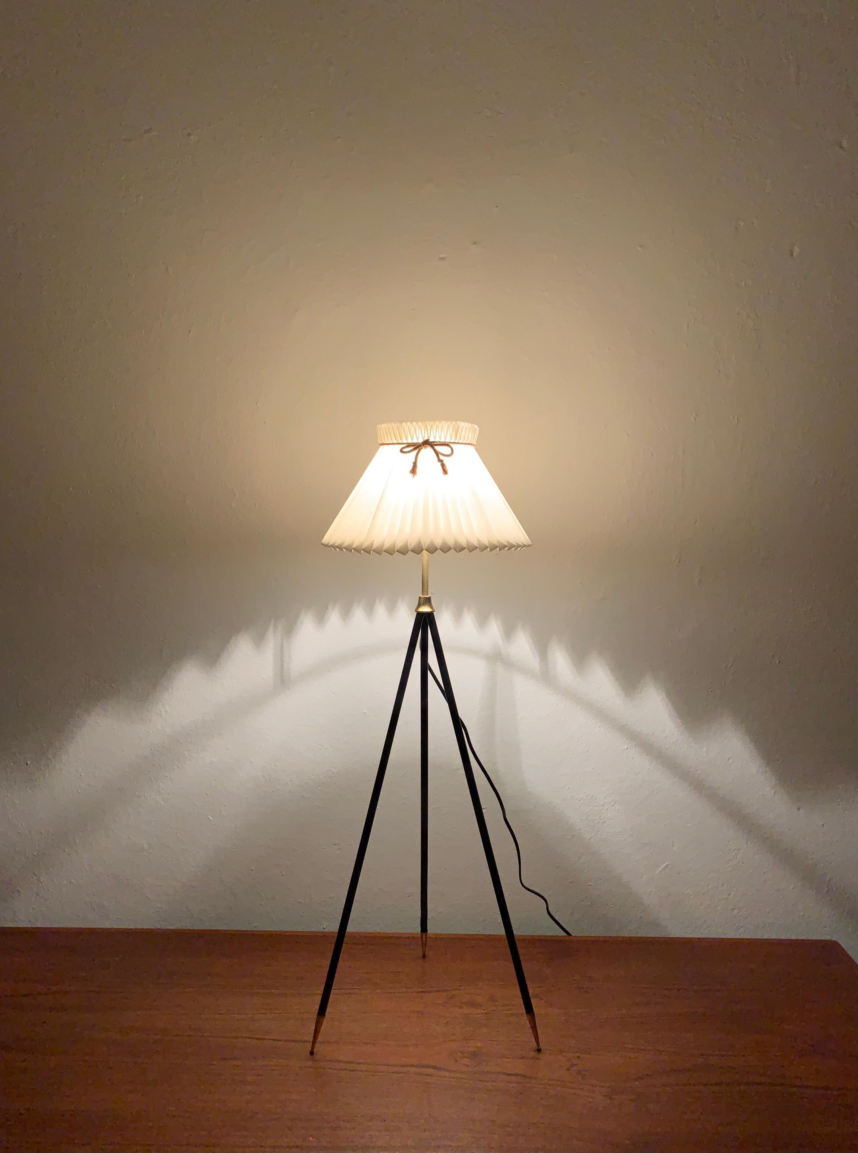Origami floor or table lamp by Kaare Klint for Le Klint In Good Condition For Sale In München, DE