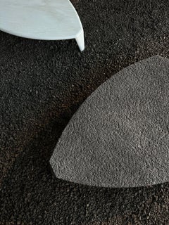 Mesa baja Origami de piedra y base de acero inoxidable by ATRA