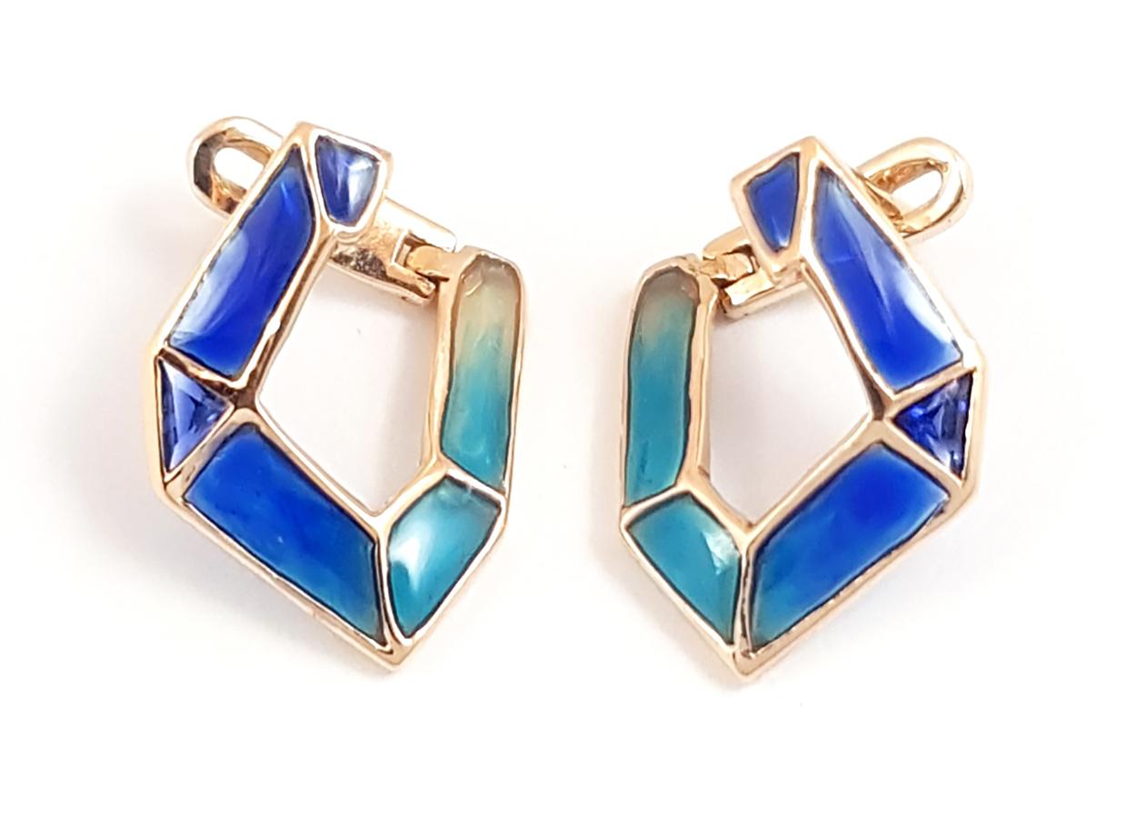 Blue Sapphire 0.41 carat Earrings 18K Rose Gold Settings with Ombre Enamel Plique-a-jour

Width: 1.3 cm
Length: 1.6 cm
Weight: 3.07 grams

With merely 5 simple folds, the starting point for Link No.5 was a piece of scrap paper. The designers