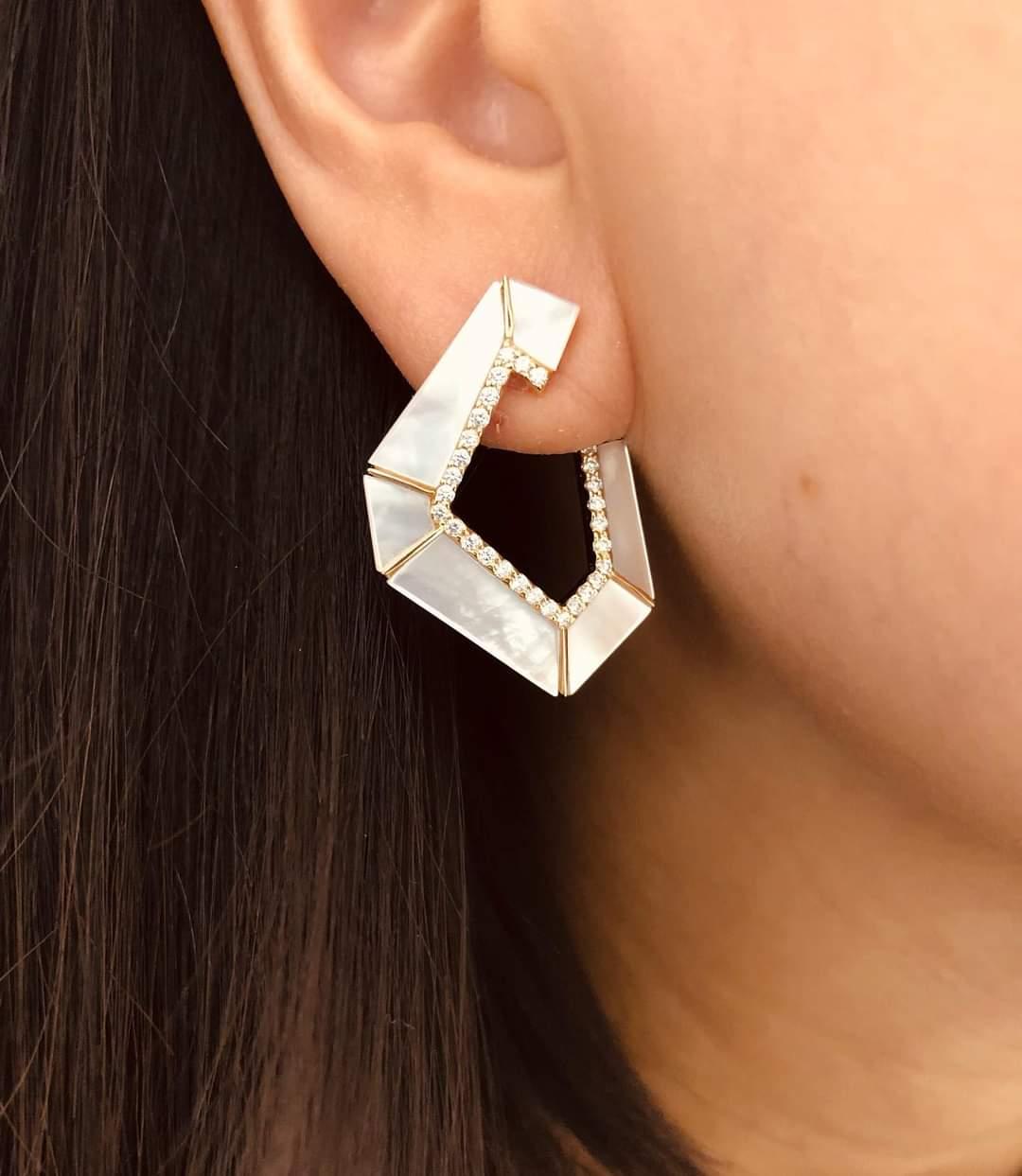 Origami Link No. 5 Mother of Pearl and Diamond 0.50 carat Grande Earrings 18k Gold

Width: 2.0 cm
Length: 3.0 cm 

With merely 5 simple folds, the starting point for Link No.5 was a piece of scrap paper. The designers intentionally stopped at 5