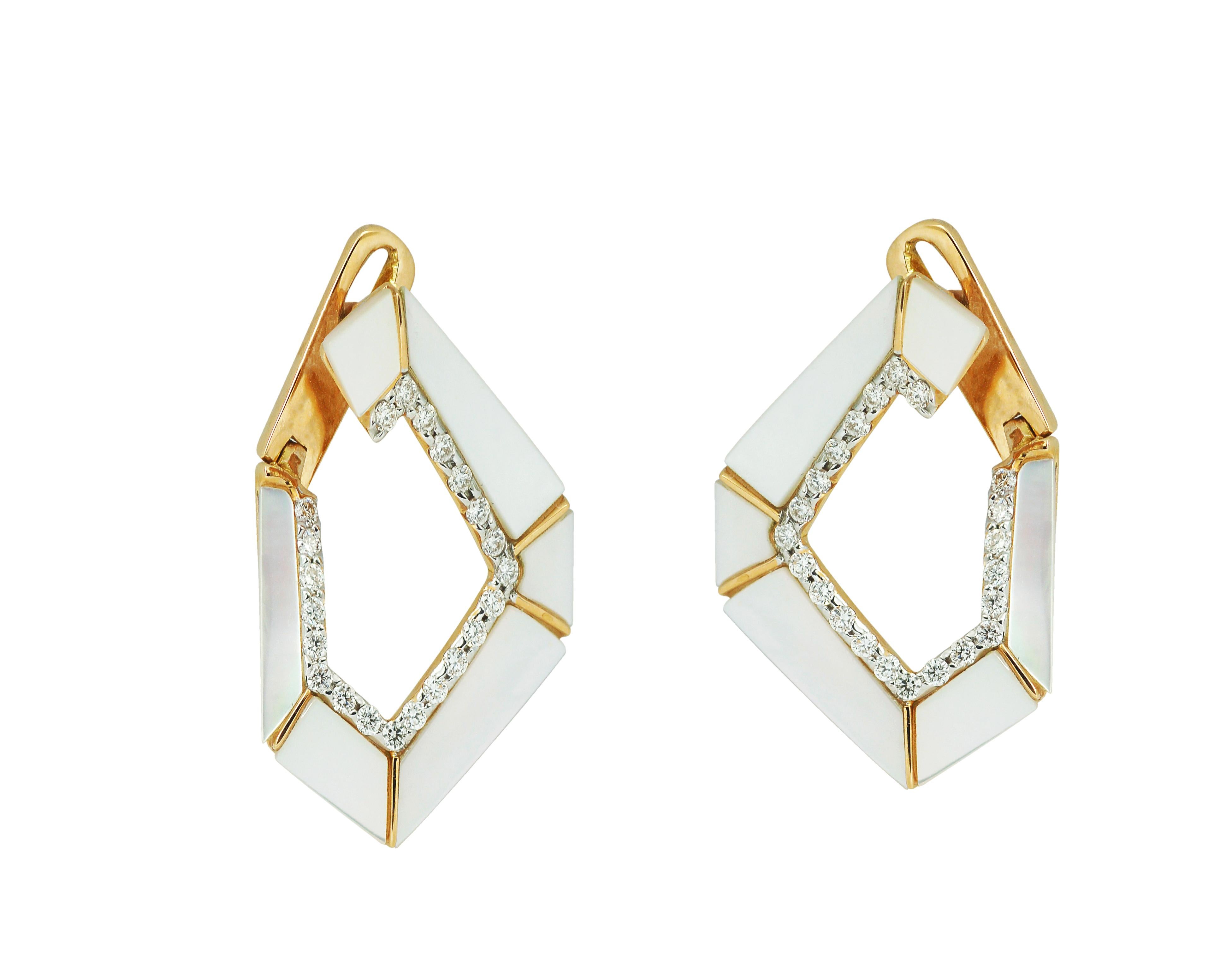 Taille brillant Boucles d'oreilles à maillons Origami n° 5 en or 18 carats, nacre et diamants en vente