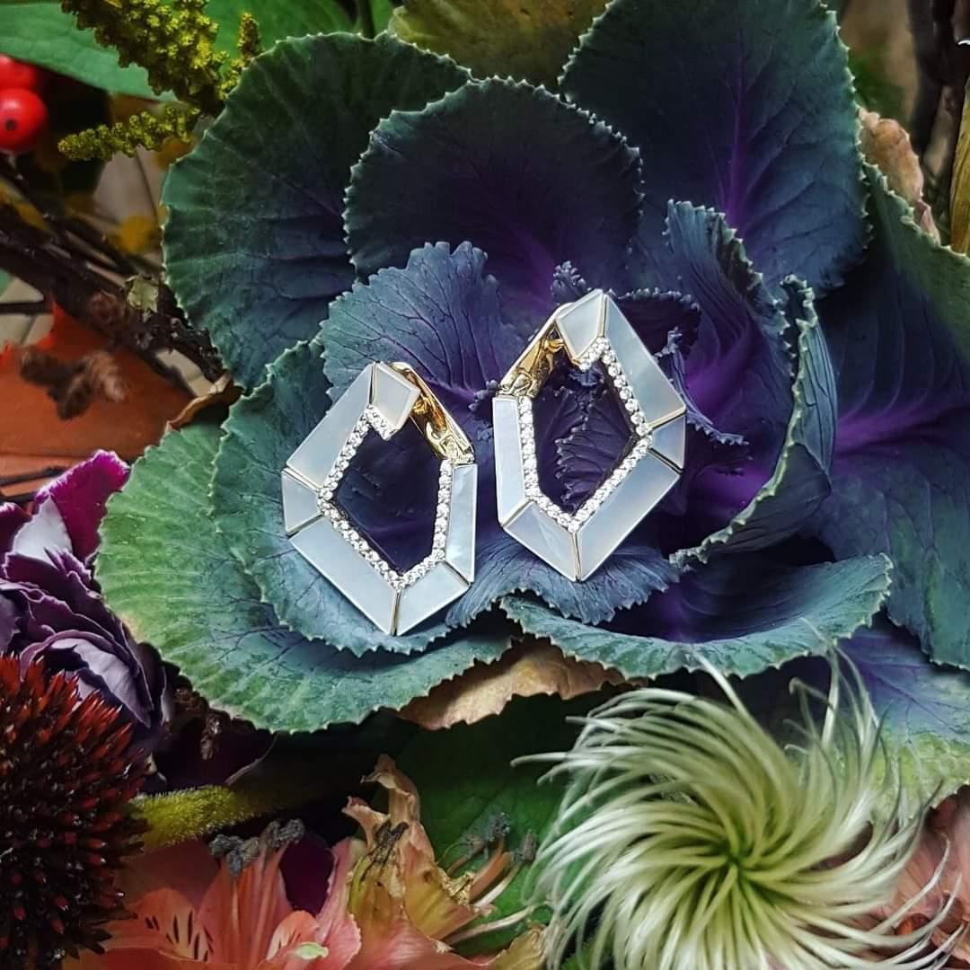 Boucles d'oreilles à maillons Origami n° 5 en or 18 carats, nacre et diamants en vente 1