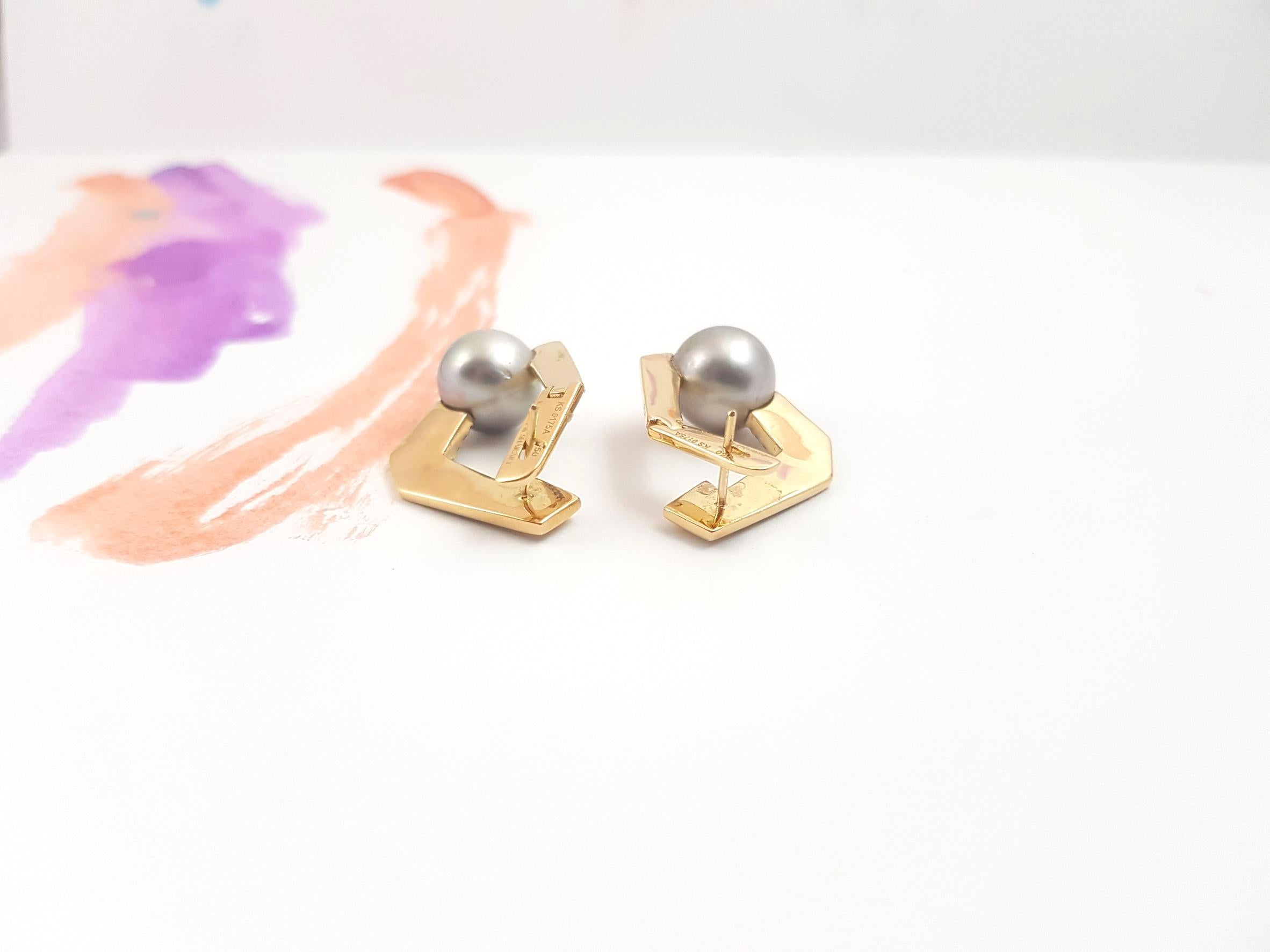Origami Link no. 5 South Sea Pearl with Black Diamond Earrings set in 18K Gold In New Condition For Sale In Bangkok, 10