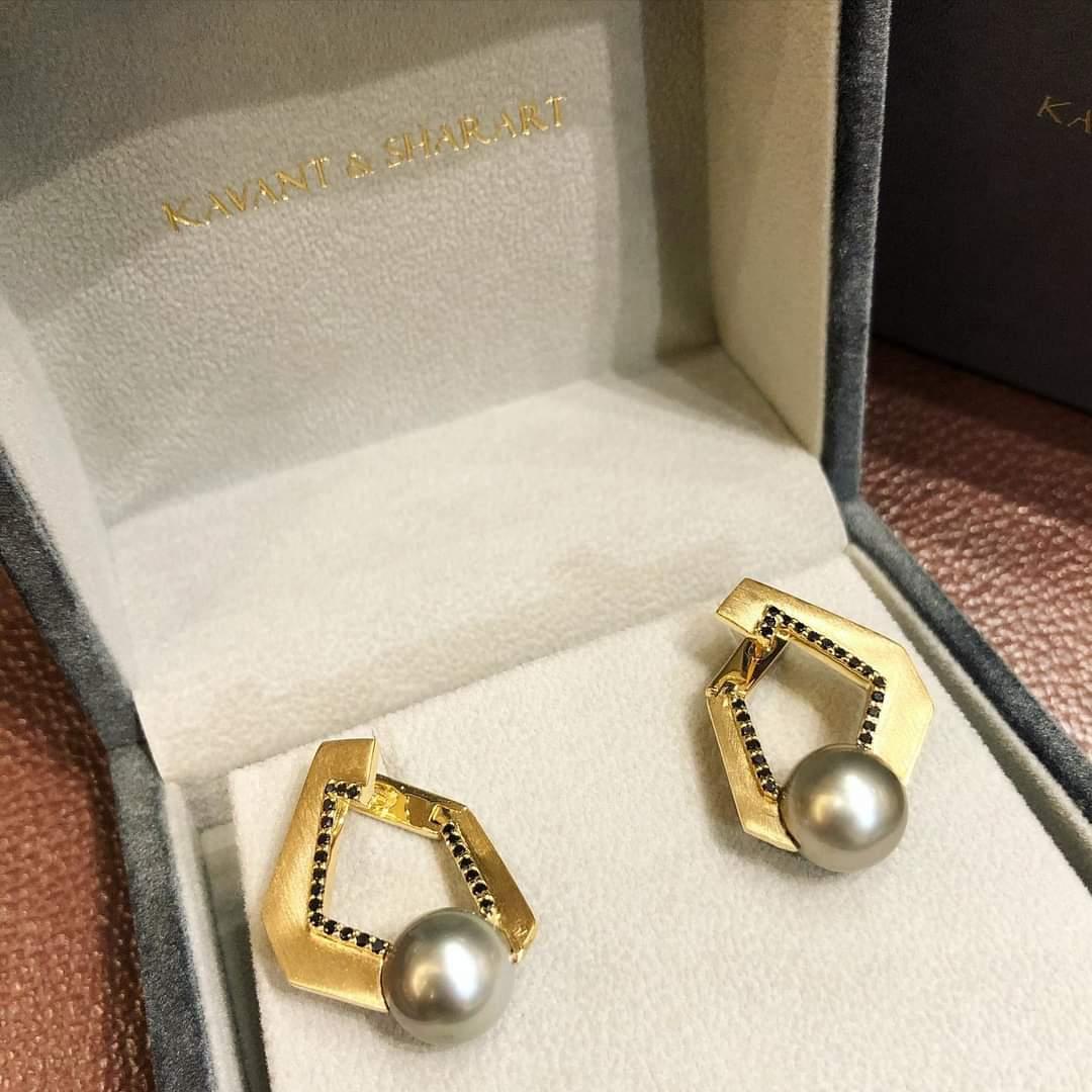 Origami Boucles d'oreilles à maillons n° 5 en or 18 carats avec perles des mers du Sud et diamants noirs en vente 3