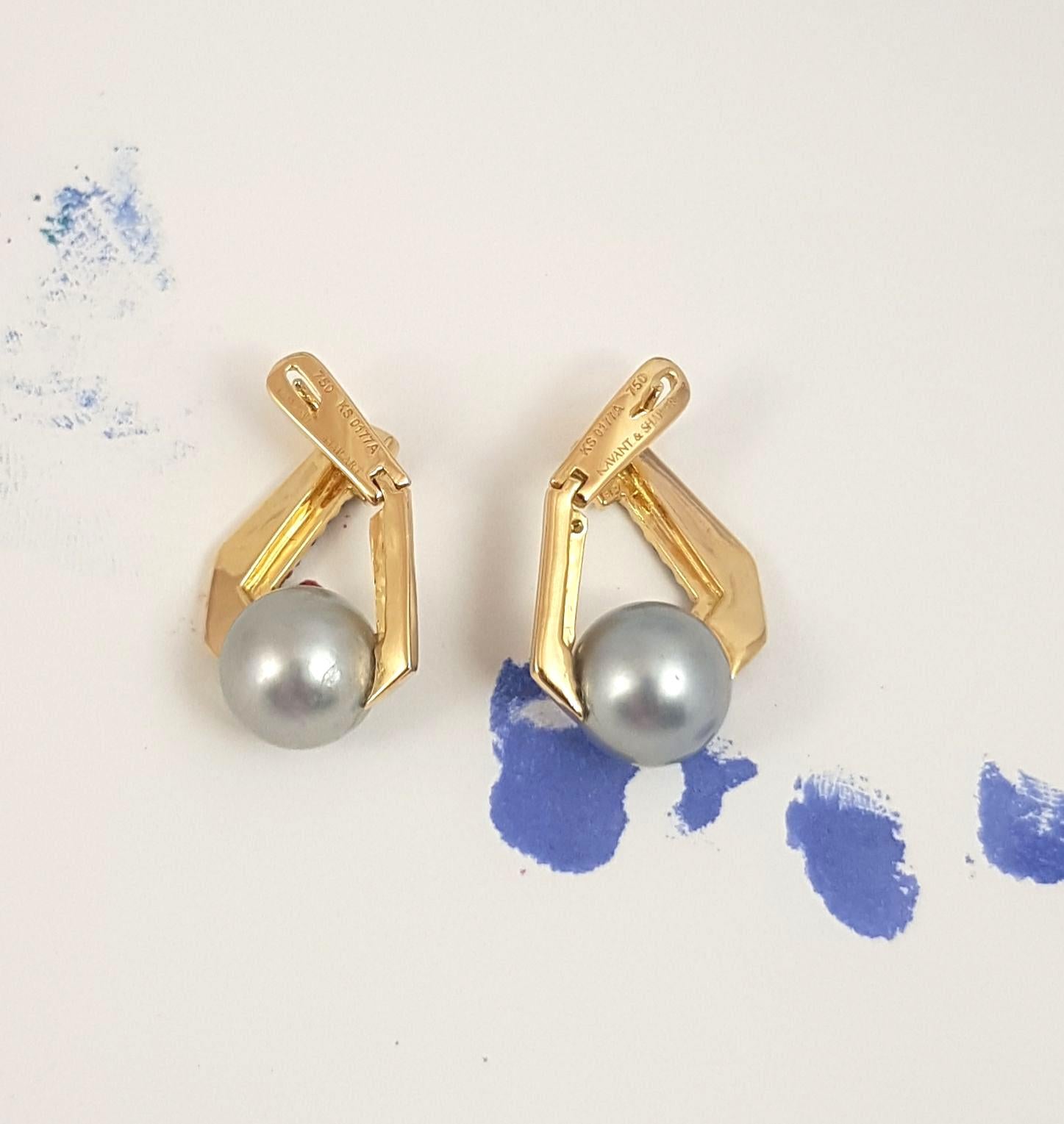Origami Link no. 5 South Sea Pearl with Blue Sapphire Earrings set in 18K Gold In New Condition In Bangkok, 10