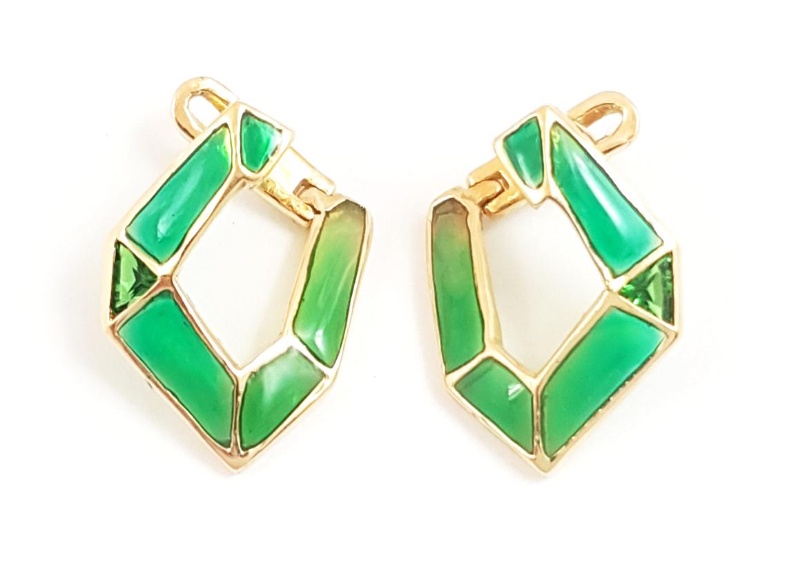 Tsavorite 0.31 carat Earrings 18K Gold Settings

Width: 1.3 cm
Length: 1.6 cm
Weight: 3.26 grams

With merely 5 simple folds, the starting point for Link No.5 was a piece of scrap paper. The designers intentionally stopped at 5 folds for the reason
