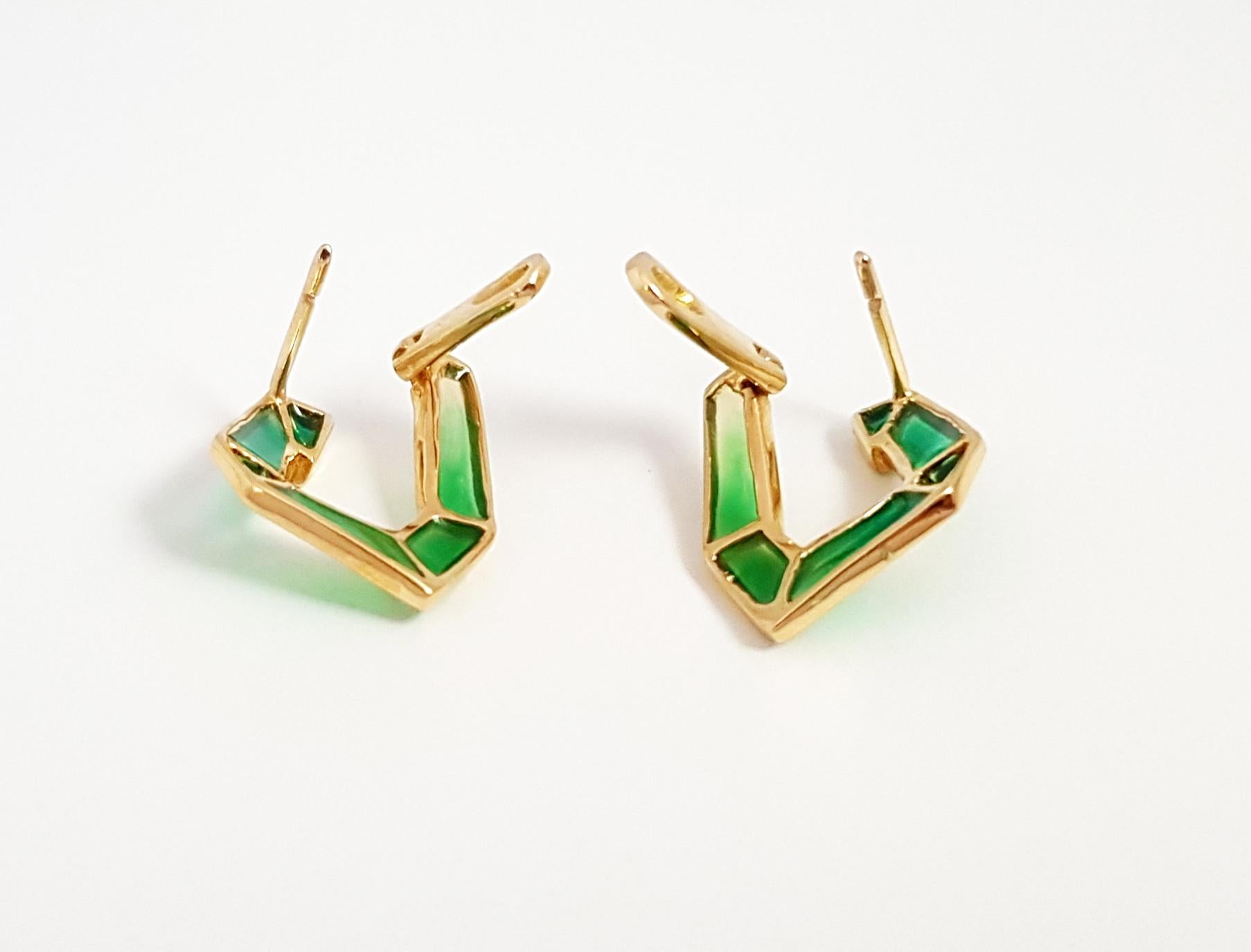 Origami Link No. 5 Tsavorite with Enamel Earrings 18K Yellow Gold Petite In New Condition For Sale In Bangkok, 10