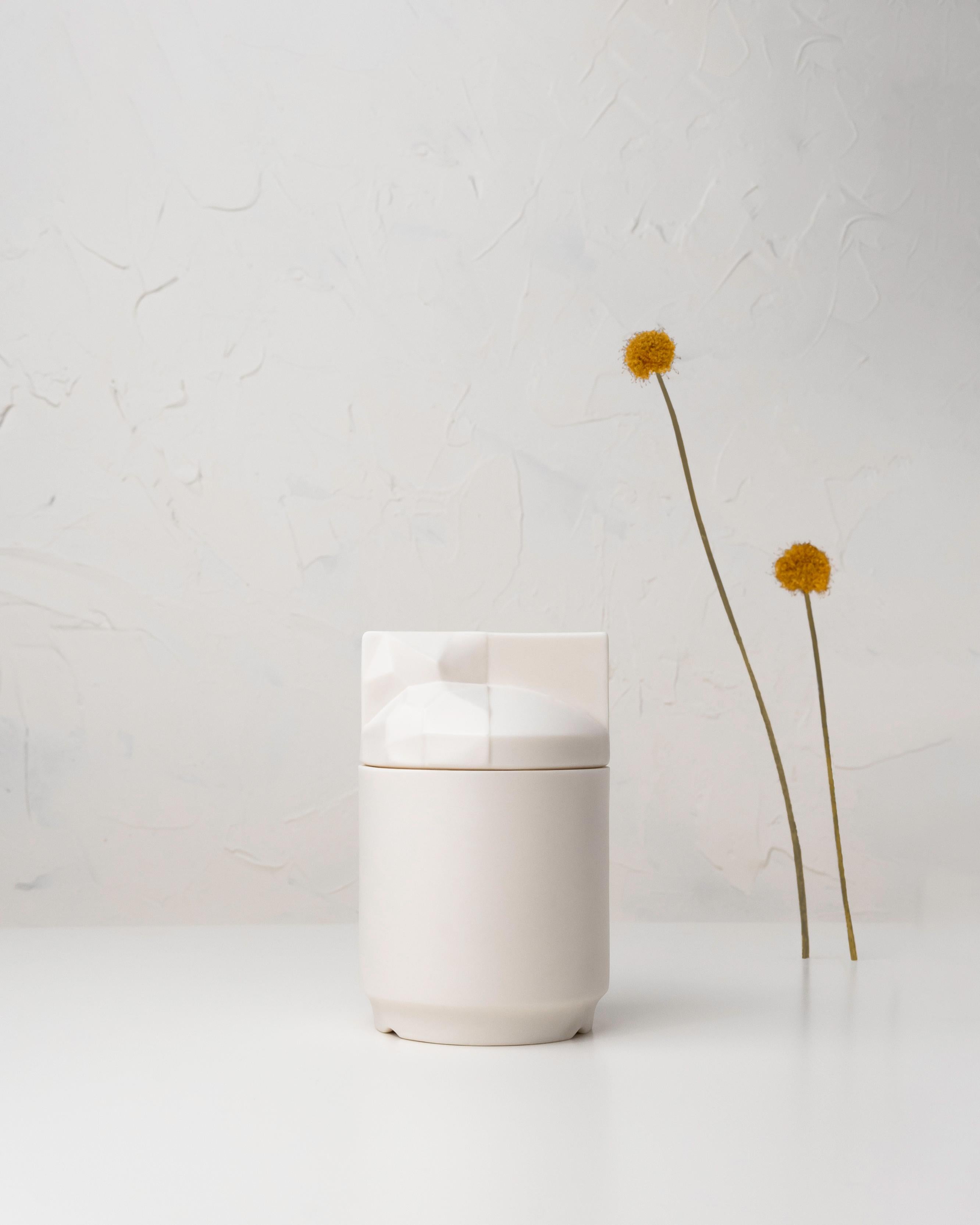 Origami - minimalist ceramic container, Parian porcelain. 

A collection inspired by nature and classical forms.

Parian porcelain vessels, unglazed.

• 160 g natural soy wax

• app 30 h burn time

• wooden wick

• fragrance oils