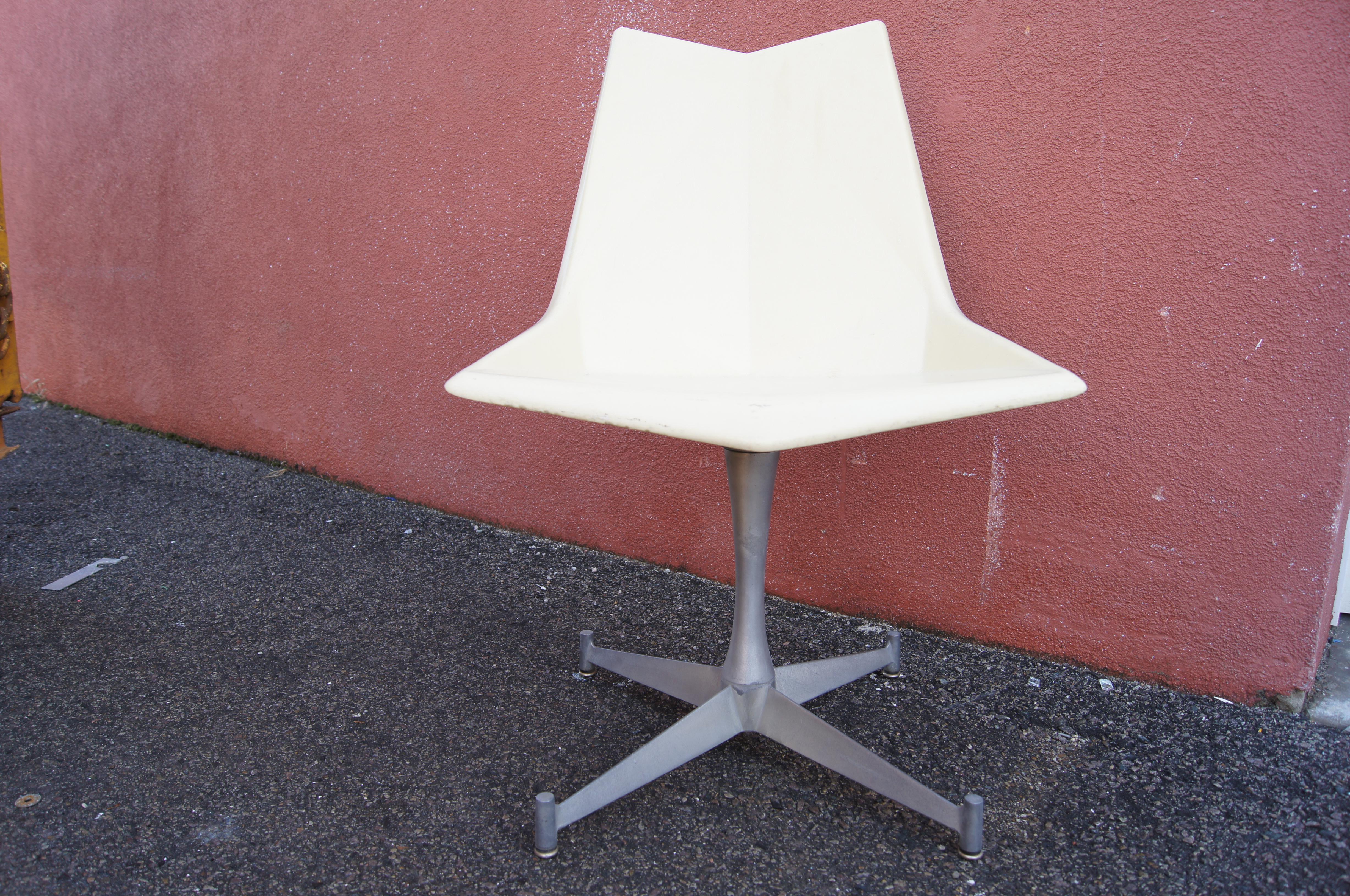 Conçu en 1959 sous le nom de Faceted form chair, le siège en fibre de verre de Paul McCobb est désormais connu sous le nom de Origami Chair, ses facettes moulées rappelant l'art japonais du pliage du papier. Cette version blanc cassé de sa chaise