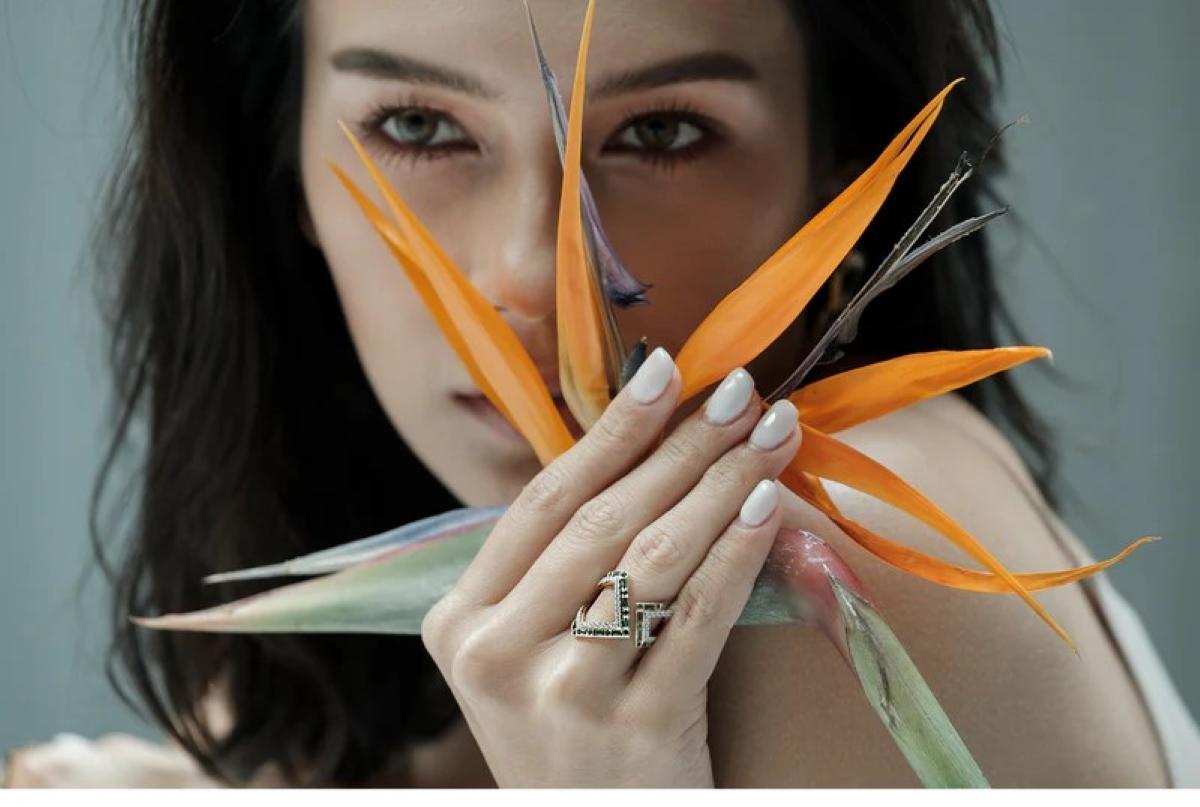 Origami Silhouette Tsavorite and Diamond Ring set in 18K Gold Settings In New Condition For Sale In Bangkok, 10