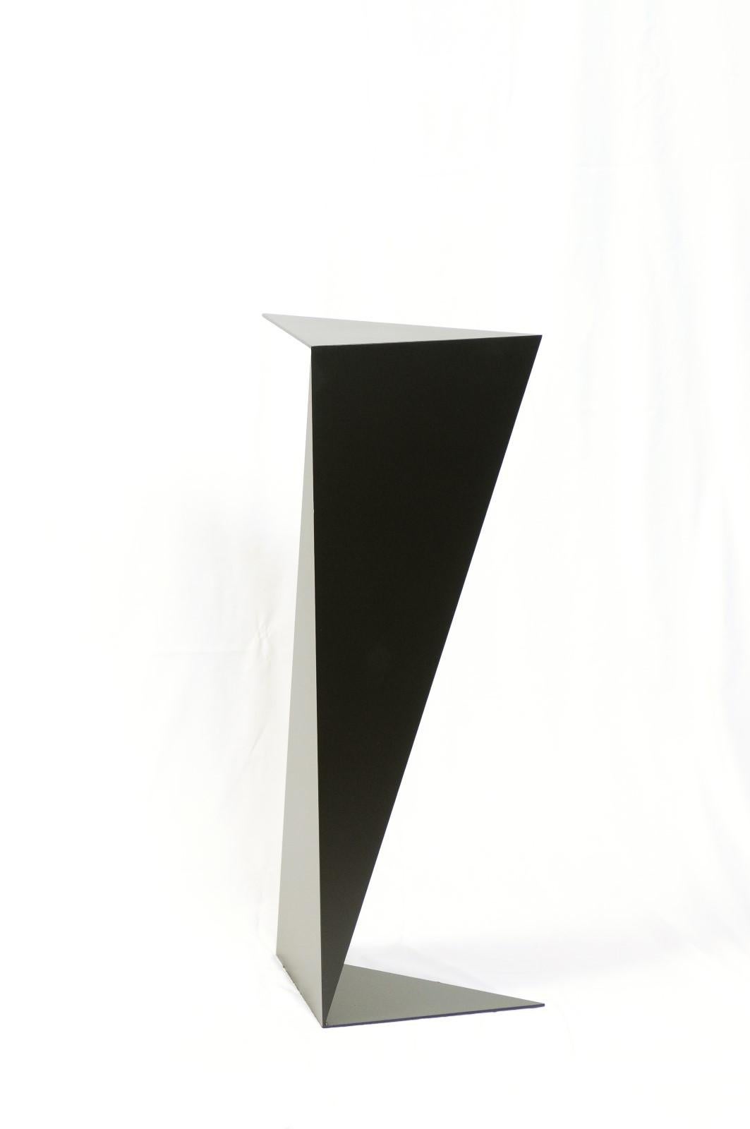 Origami Style Steel Pedestal Stand, Black Finish In Good Condition In Atlanta, GA