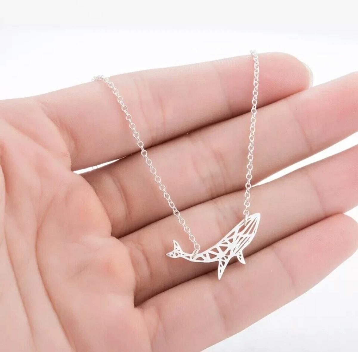 Ciondolo balena Origami Pesce Oceano Moda Gioielli in argento 925 per donne compleanno.

Peso totale dei carati
0,24 e meno
Metallo di base
Argento
Tipo di catena
Anchor/Mariner
Certificazione
925 Hallmark
Materiale
Argento 925
Dimensione del