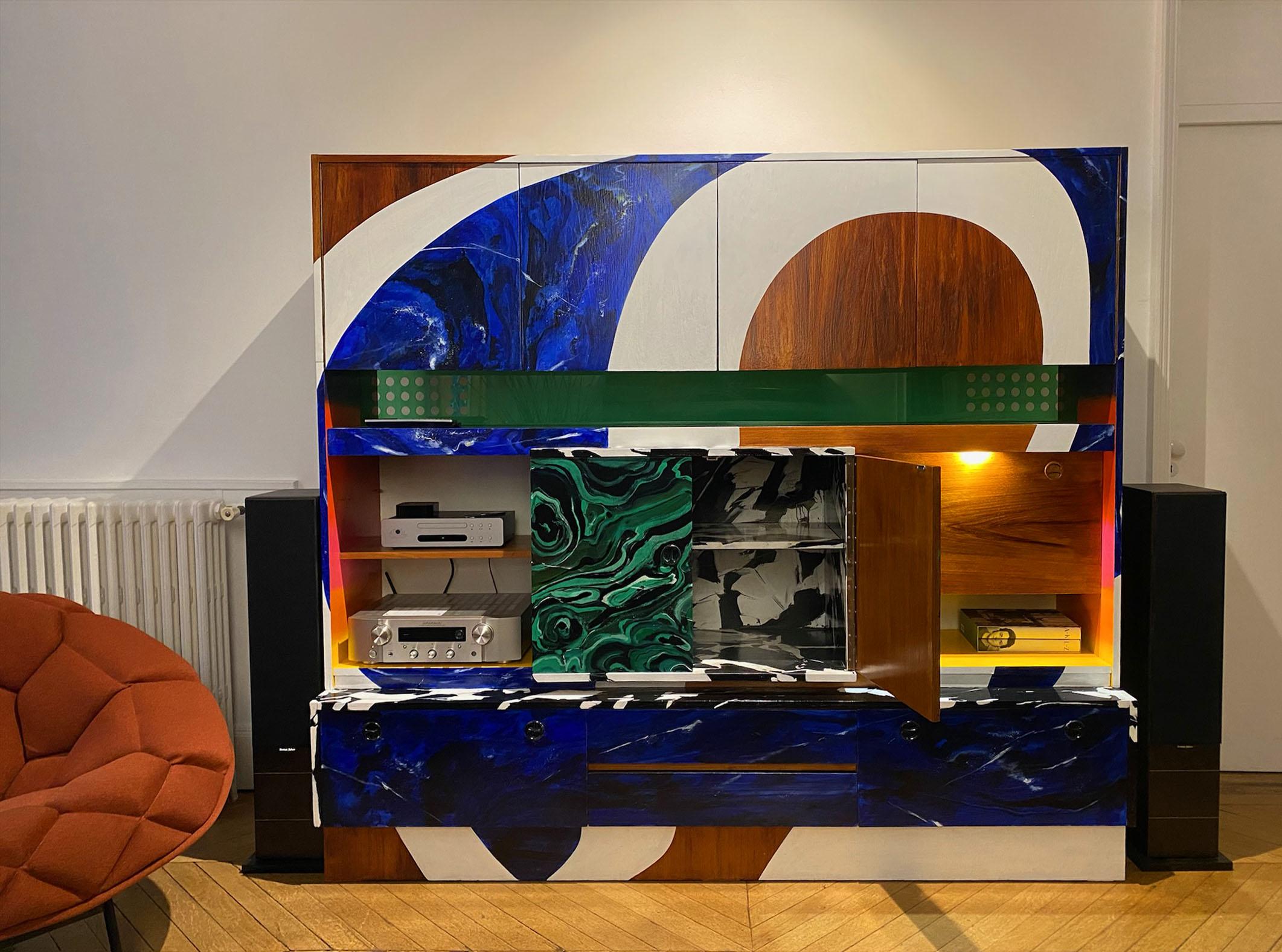 This imposing sideboard from the 60's led us to reflect on its materials and shapes, we wanted to create a unique object.
We let ourselves go to a dream assembling materials that theoretically could not hold together.
We rethought it like a