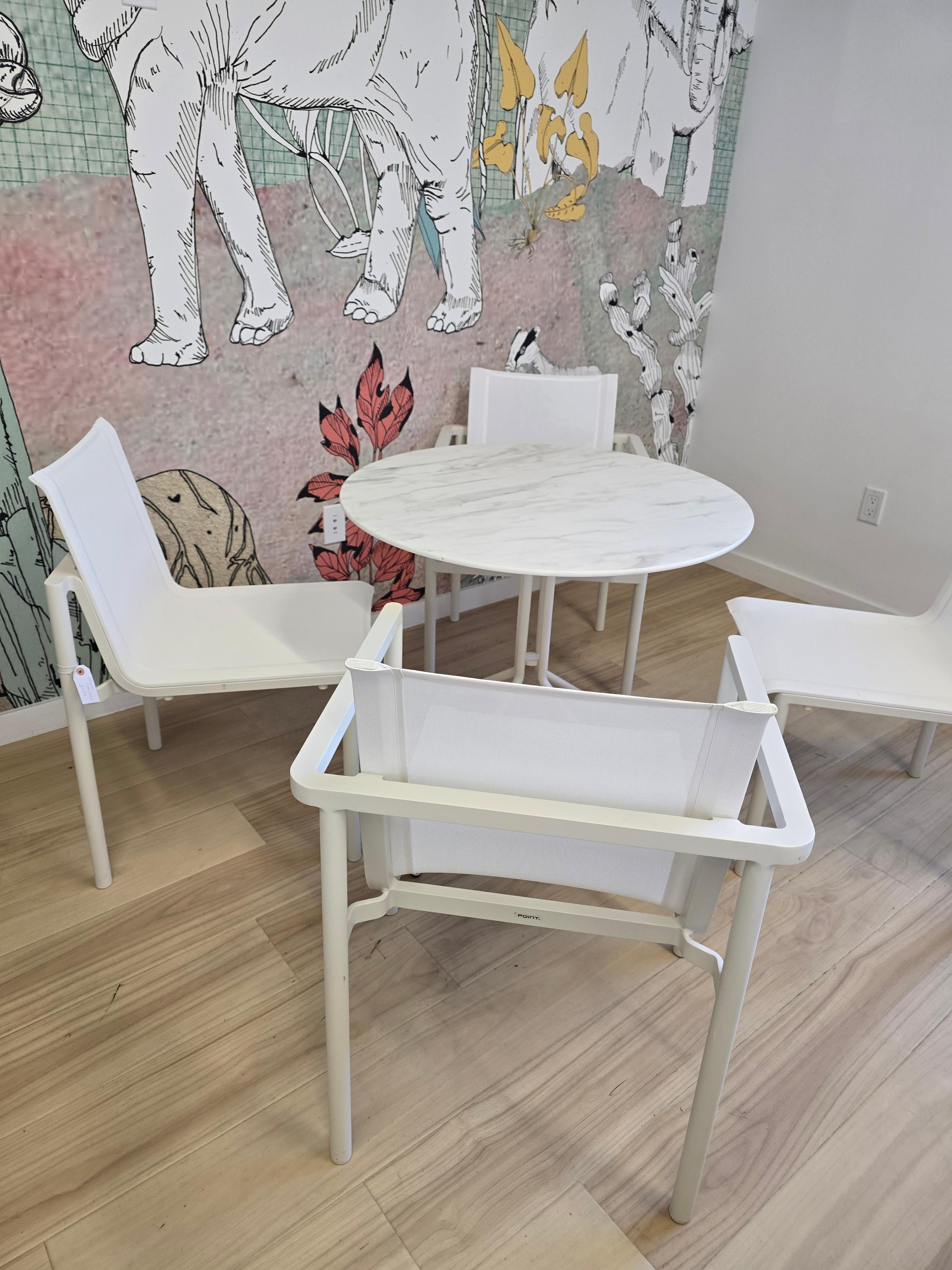Sedie Origin
Sedia e poltrona impilabili. Telaio in alluminio verniciato a polvere disponibile in Mineral White 34. Sedile e schienale in Batyline termosaldati

Tavola di tessitura
La base del tavolo Weave ridefinisce l'equilibrio tra funzionalità e