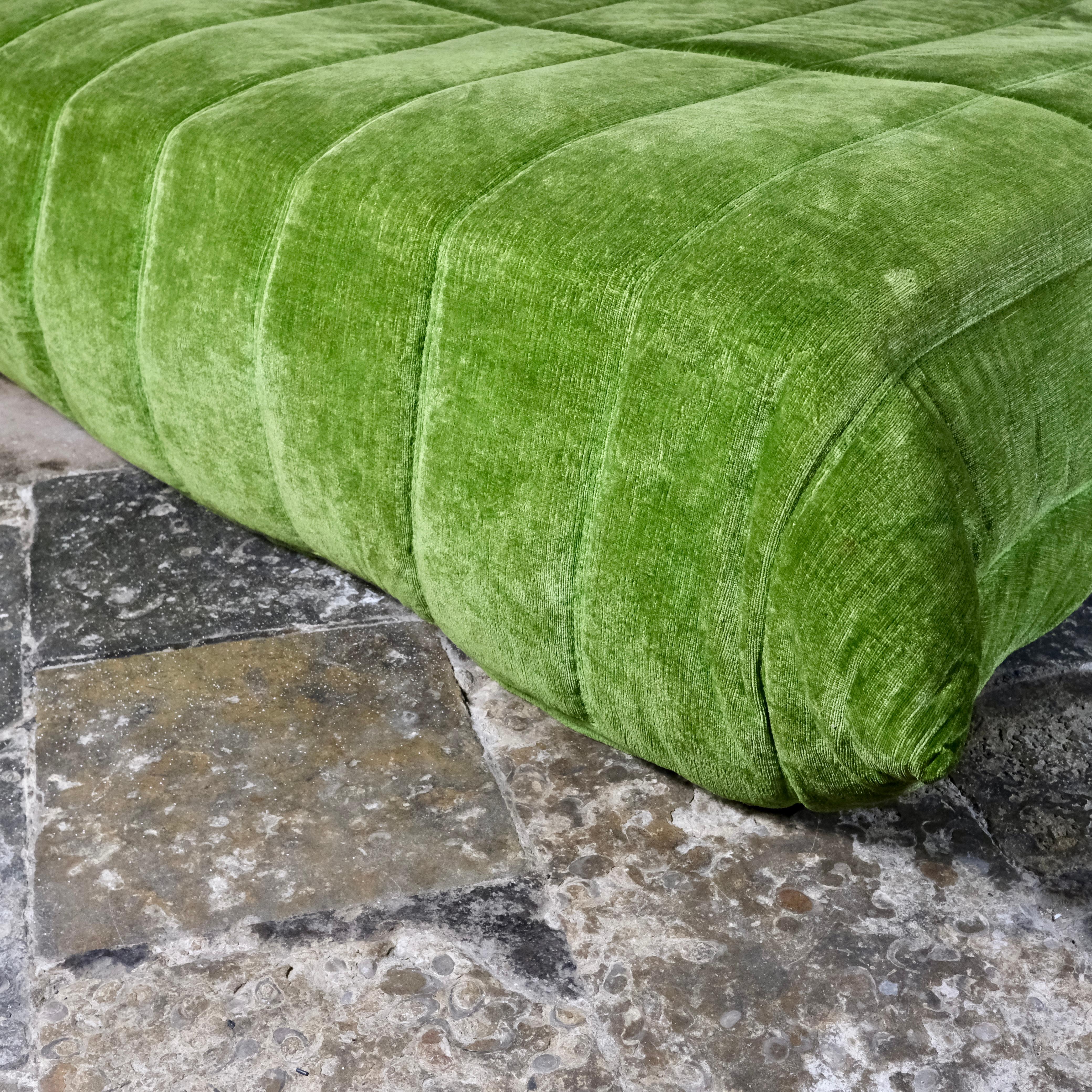 Original cama Togo de terciopelo verde de Michel Ducaroy para Ligne Roset, Francia, años 70 3