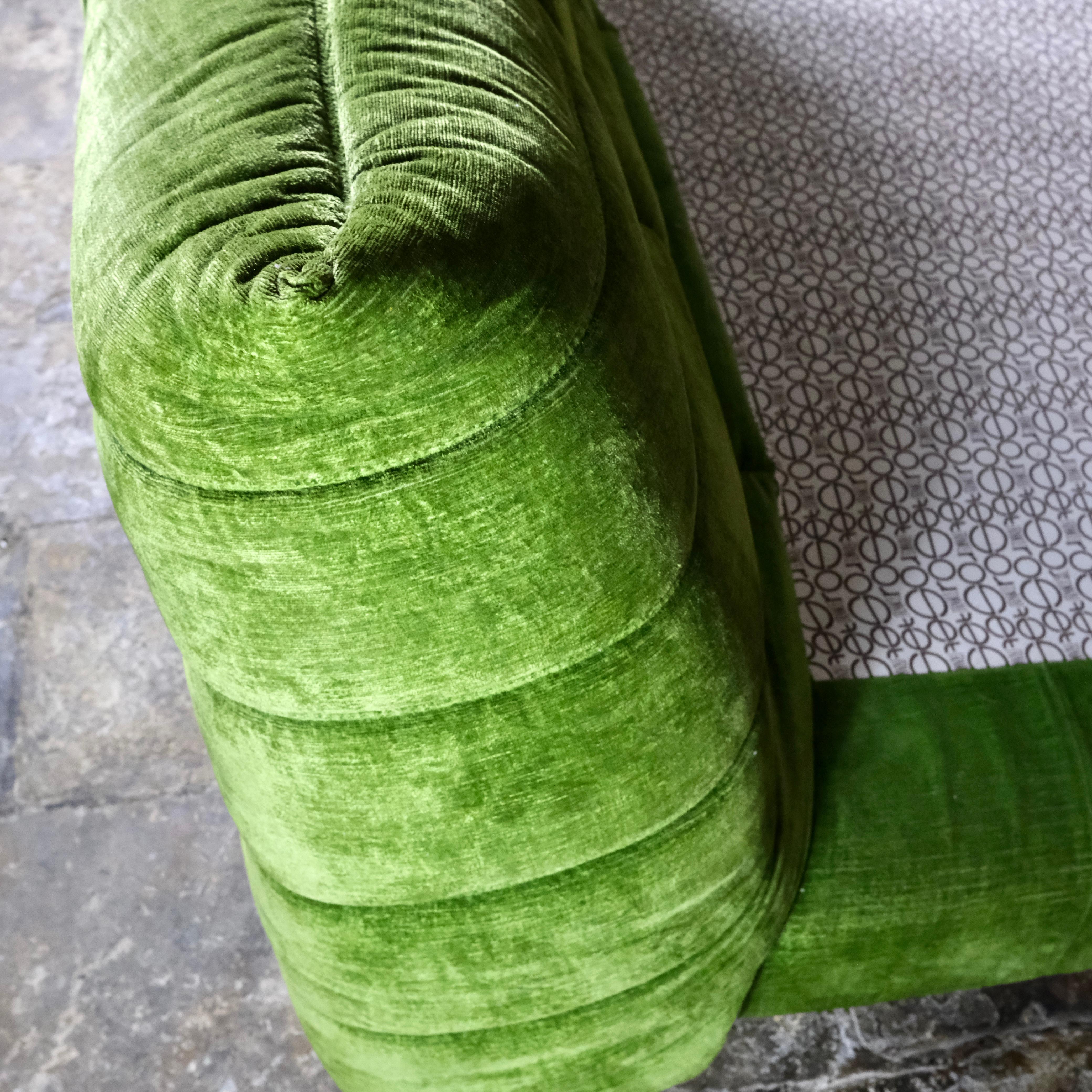 Original cama Togo de terciopelo verde de Michel Ducaroy para Ligne Roset, Francia, años 70 9